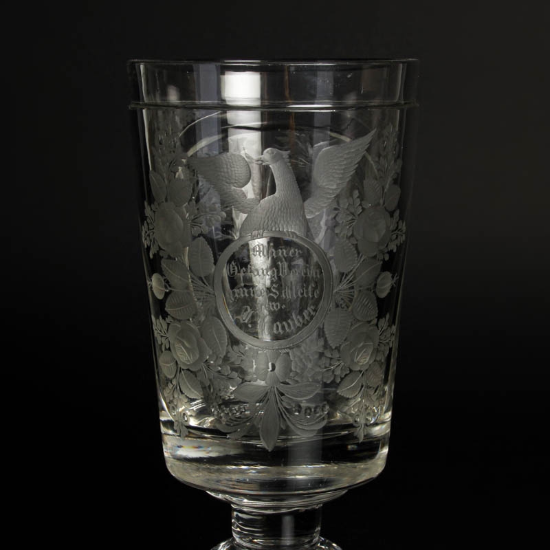 Detail b: Großes Pokalglas, Böhmen, Mitte 19. Jh., Kristallglas, in Kartusche fein geschnittene Szene von Jäger und Hirsch im Wald, Inschrift:Männer ...