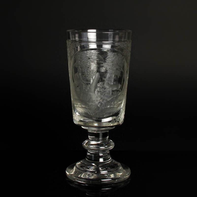 Detail c: Großes Pokalglas, Böhmen, Mitte 19. Jh., Kristallglas, in Kartusche fein geschnittene Szene von Jäger und Hirsch im Wald, Inschrift:Männer ...