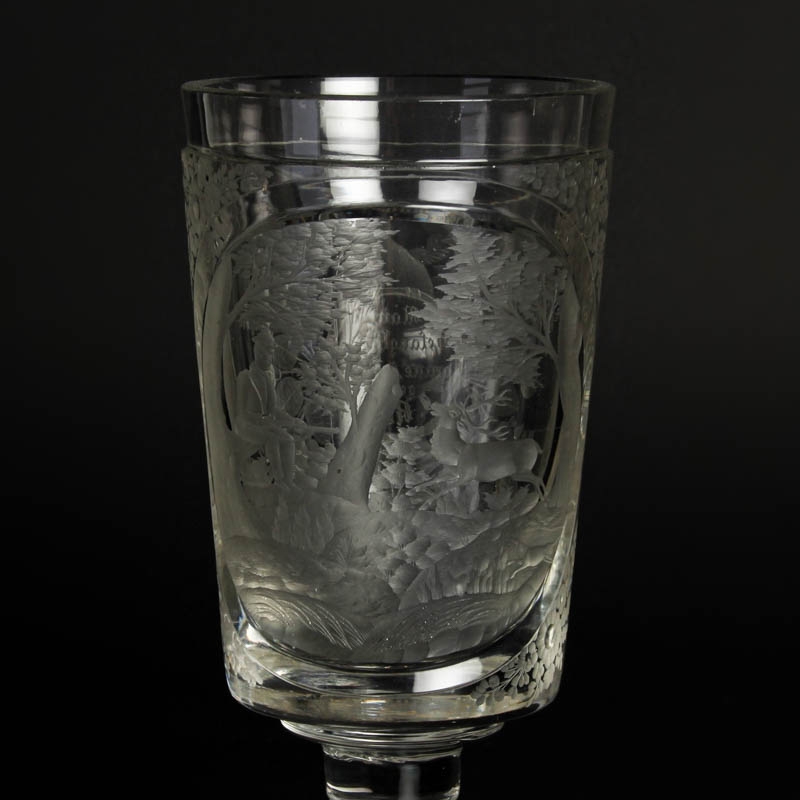 Detail d: Großes Pokalglas, Böhmen, Mitte 19. Jh., Kristallglas, in Kartusche fein geschnittene Szene von Jäger und Hirsch im Wald, Inschrift:Männer ...
