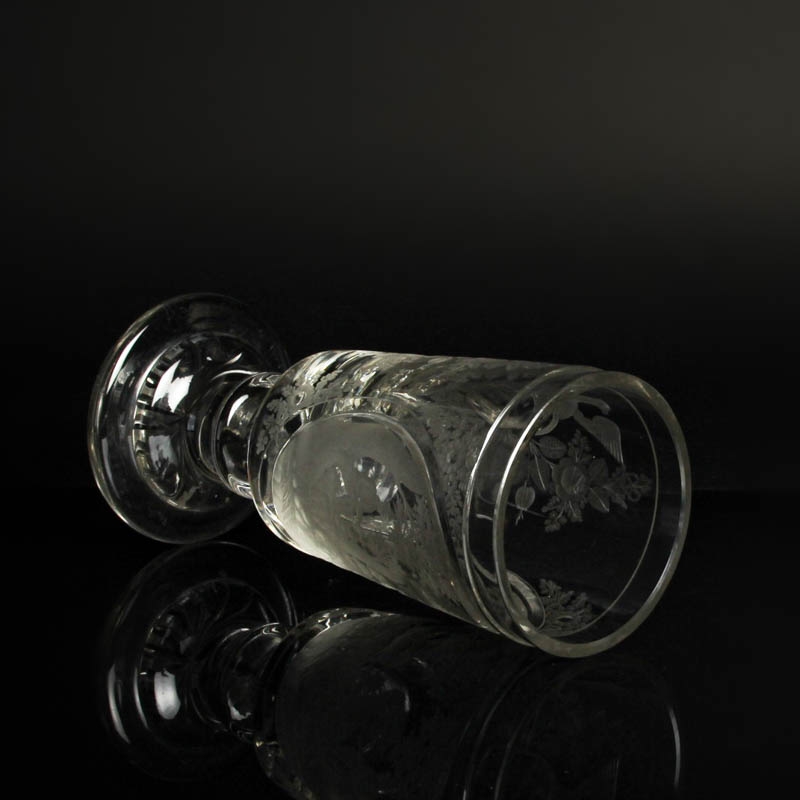 Detail g: Großes Pokalglas, Böhmen, Mitte 19. Jh., Kristallglas, in Kartusche fein geschnittene Szene von Jäger und Hirsch im Wald, Inschrift:Männer ...