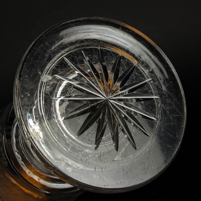 Detail h: Großes Pokalglas, Böhmen, Mitte 19. Jh., Kristallglas, in Kartusche fein geschnittene Szene von Jäger und Hirsch im Wald, Inschrift:Männer ...