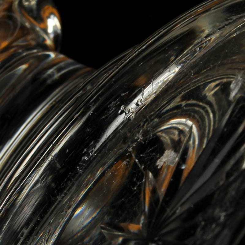 Detail i: Großes Pokalglas, Böhmen, Mitte 19. Jh., Kristallglas, in Kartusche fein geschnittene Szene von Jäger und Hirsch im Wald, Inschrift:Männer ...