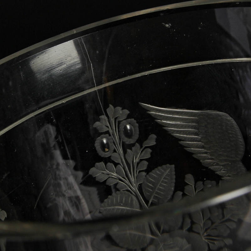 Detail j: Großes Pokalglas, Böhmen, Mitte 19. Jh., Kristallglas, in Kartusche fein geschnittene Szene von Jäger und Hirsch im Wald, Inschrift:Männer ...