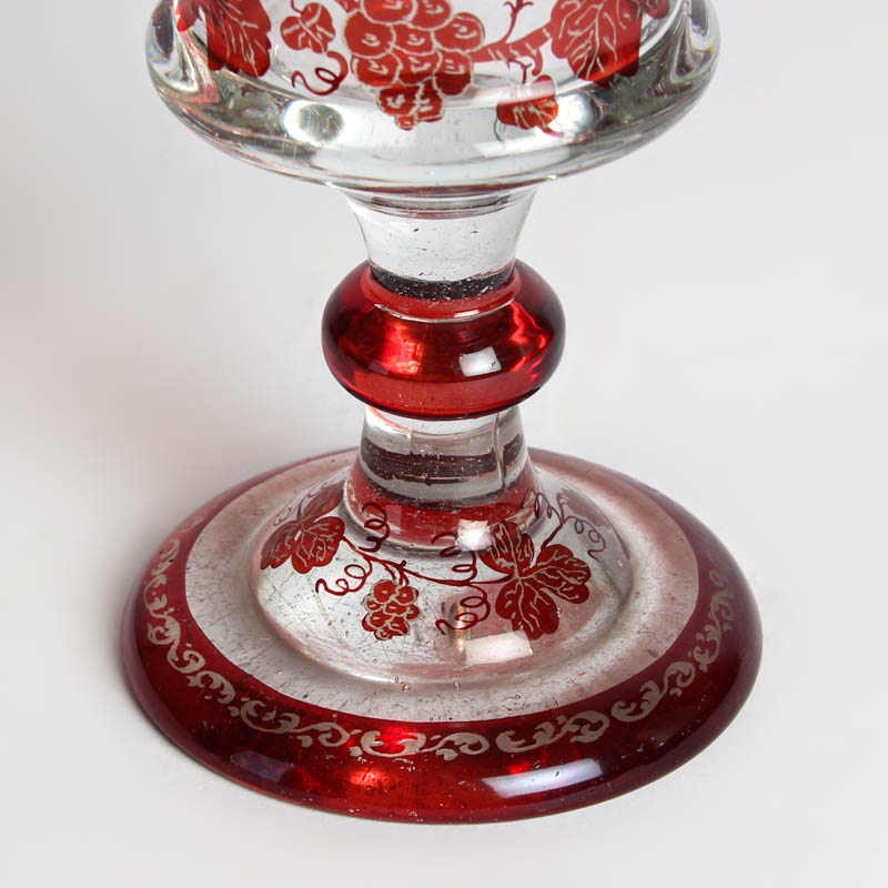 Detail b: Andenkenglas, Böhmen, Mitte 19. Jh., farbloses Glas rubiniert, 3 fein geschliffene Kartuschen: Gesundheit, Glück und Freude, Weinlaub, H. ca. ...