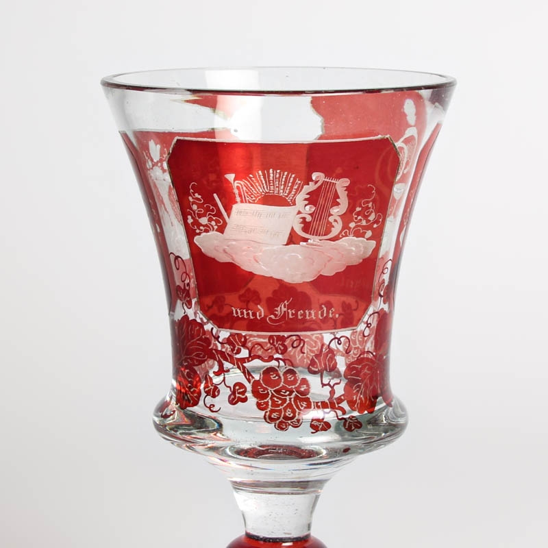 Detail d: Andenkenglas, Böhmen, Mitte 19. Jh., farbloses Glas rubiniert, 3 fein geschliffene Kartuschen: Gesundheit, Glück und Freude, Weinlaub, H. ca. ...