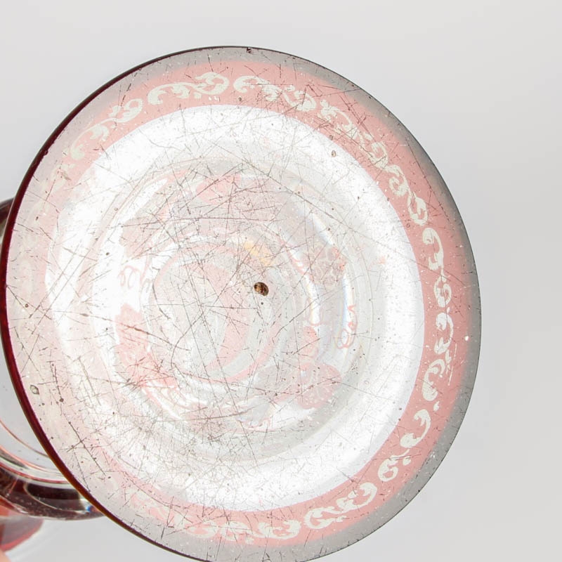 Detail f: Andenkenglas, Böhmen, Mitte 19. Jh., farbloses Glas rubiniert, 3 fein geschliffene Kartuschen: Gesundheit, Glück und Freude, Weinlaub, H. ca. ...