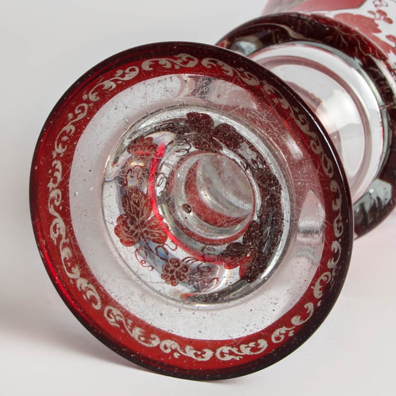 Detail g: Andenkenglas, Böhmen, Mitte 19. Jh., farbloses Glas rubiniert, 3 fein geschliffene Kartuschen: Gesundheit, Glück und Freude, Weinlaub, H. ca. ...