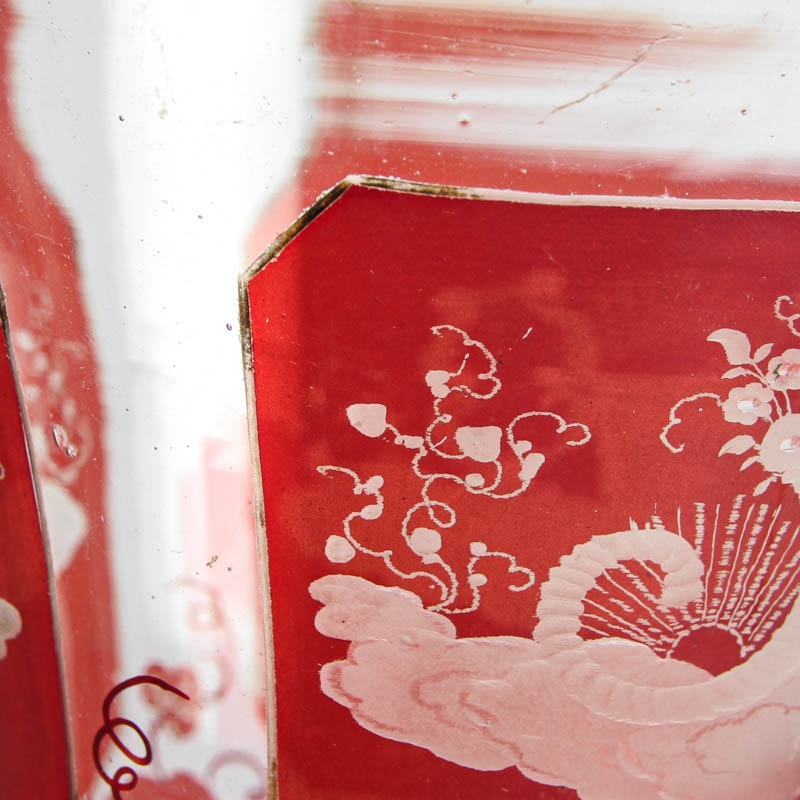 Detail h: Andenkenglas, Böhmen, Mitte 19. Jh., farbloses Glas rubiniert, 3 fein geschliffene Kartuschen: Gesundheit, Glück und Freude, Weinlaub, H. ca. ...