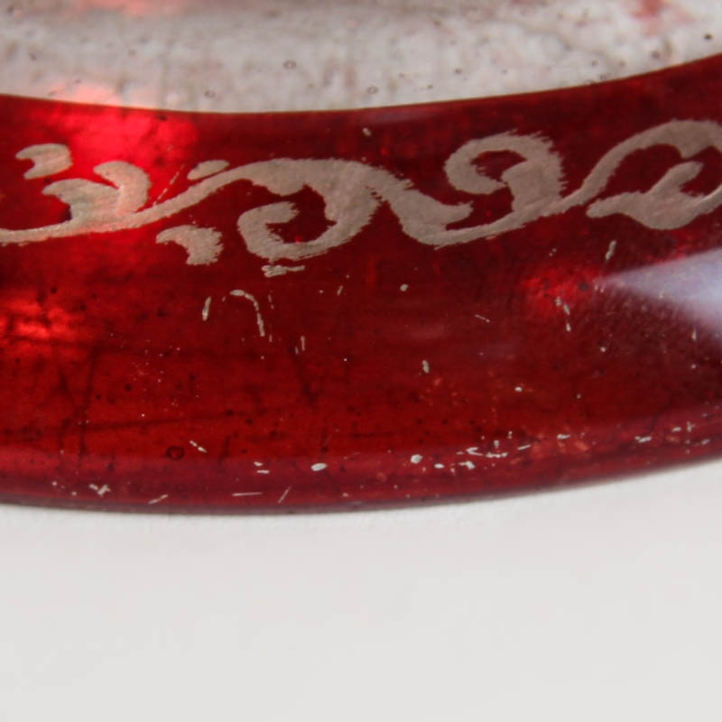 Detail i: Andenkenglas, Böhmen, Mitte 19. Jh., farbloses Glas rubiniert, 3 fein geschliffene Kartuschen: Gesundheit, Glück und Freude, Weinlaub, H. ca. ...