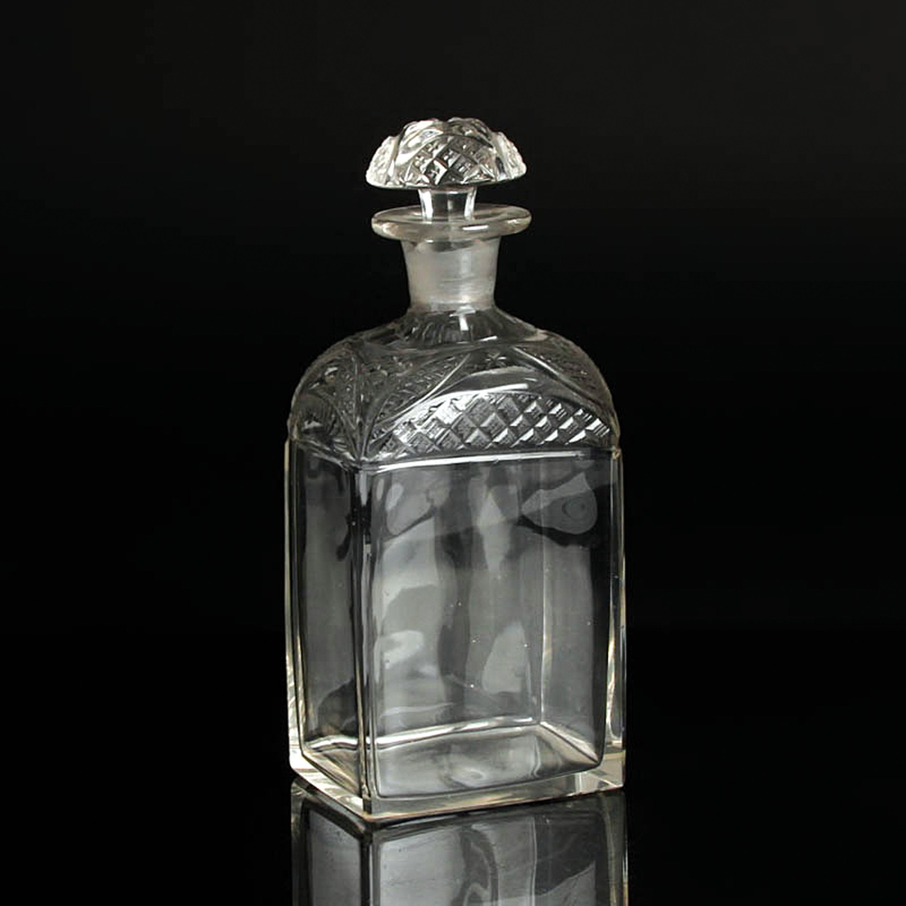 2 Karaffen, Böhmen, um 1870-80, farbloses Kristallglas geschnitten und geschliffen, H. ca. 26.5cm bzw. 17.5 cm, l. Alters- u. Gebr.-sp., min. best.