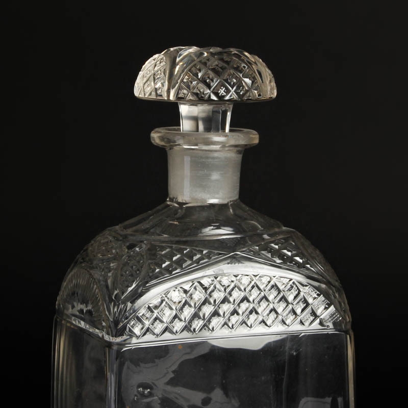 Detail a: 2 Karaffen, Böhmen, um 1870-80, farbloses Kristallglas geschnitten und geschliffen, H. ca. 26.5cm bzw. 17.5 cm, l. Alters- u. Gebr.-sp., min. best.