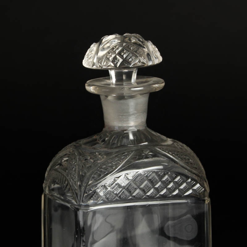 Detail h: 2 Karaffen, Böhmen, um 1870-80, farbloses Kristallglas geschnitten und geschliffen, H. ca. 26.5cm bzw. 17.5 cm, l. Alters- u. Gebr.-sp., min. best.