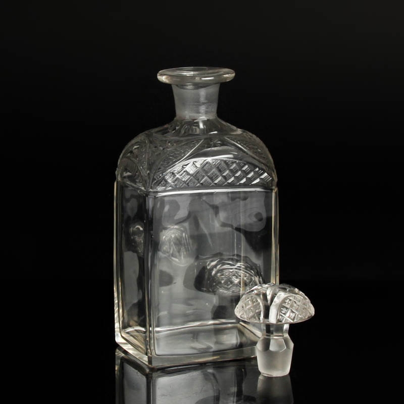 Detail i: 2 Karaffen, Böhmen, um 1870-80, farbloses Kristallglas geschnitten und geschliffen, H. ca. 26.5cm bzw. 17.5 cm, l. Alters- u. Gebr.-sp., min. best.