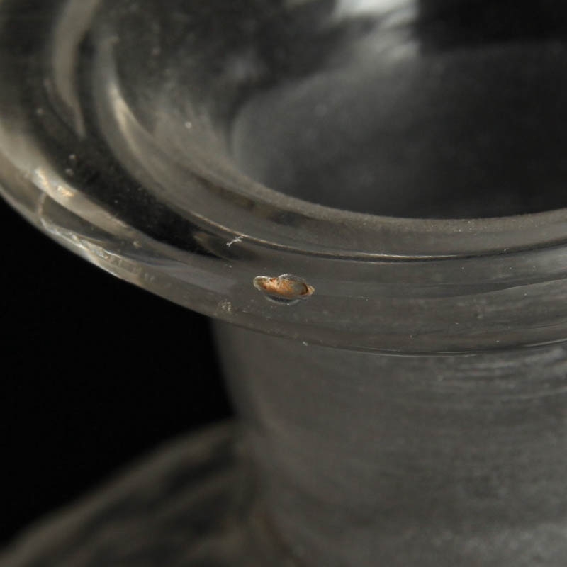 Detail l: 2 Karaffen, Böhmen, um 1870-80, farbloses Kristallglas geschnitten und geschliffen, H. ca. 26.5cm bzw. 17.5 cm, l. Alters- u. Gebr.-sp., min. best.