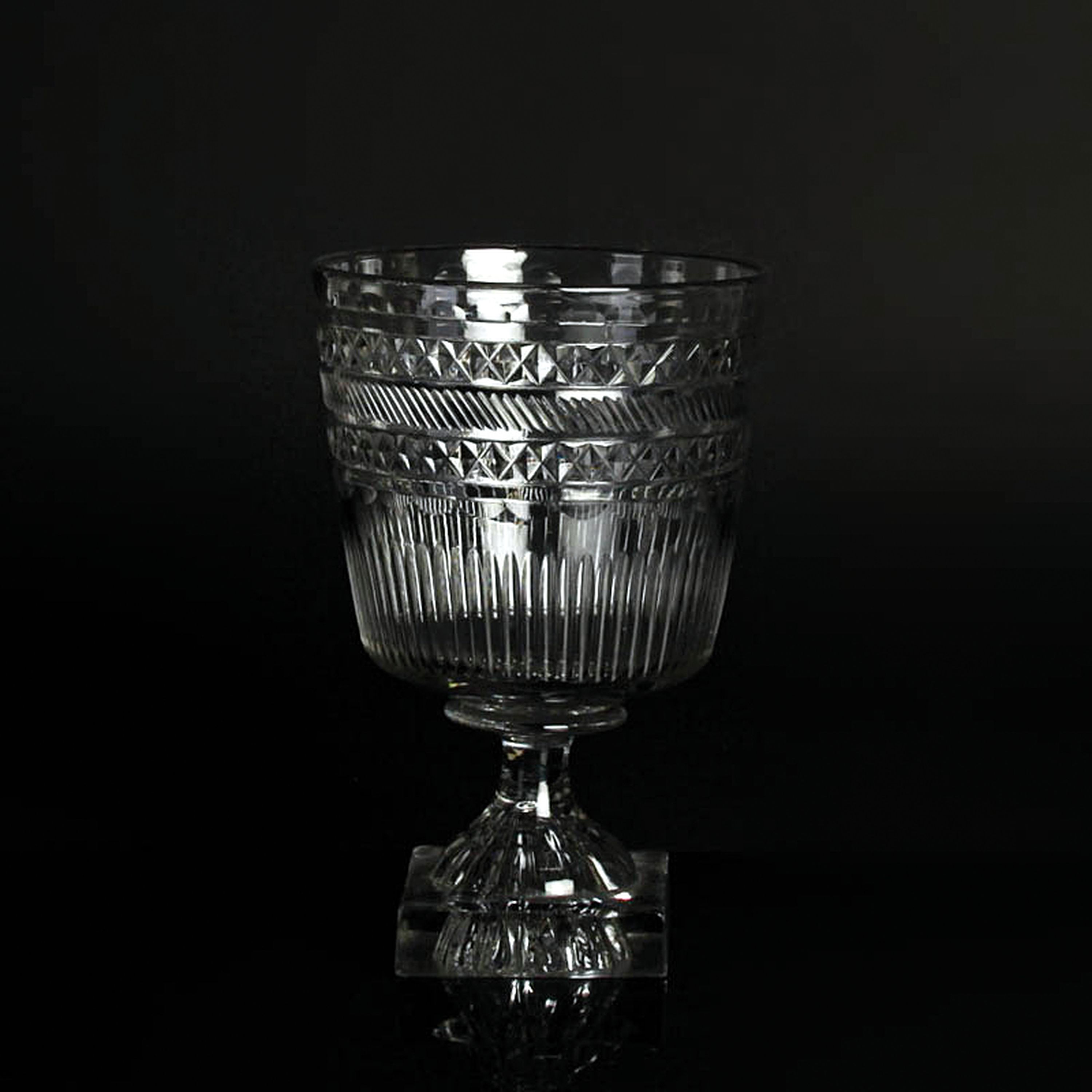 Großes Kelchgefäß, Böhmen, um 1850, farbloses Kristallglas im sog. Steinelschliff, H. ca. 19.5 cm, D. ca. 13cm, l. Alterssp., min. best.