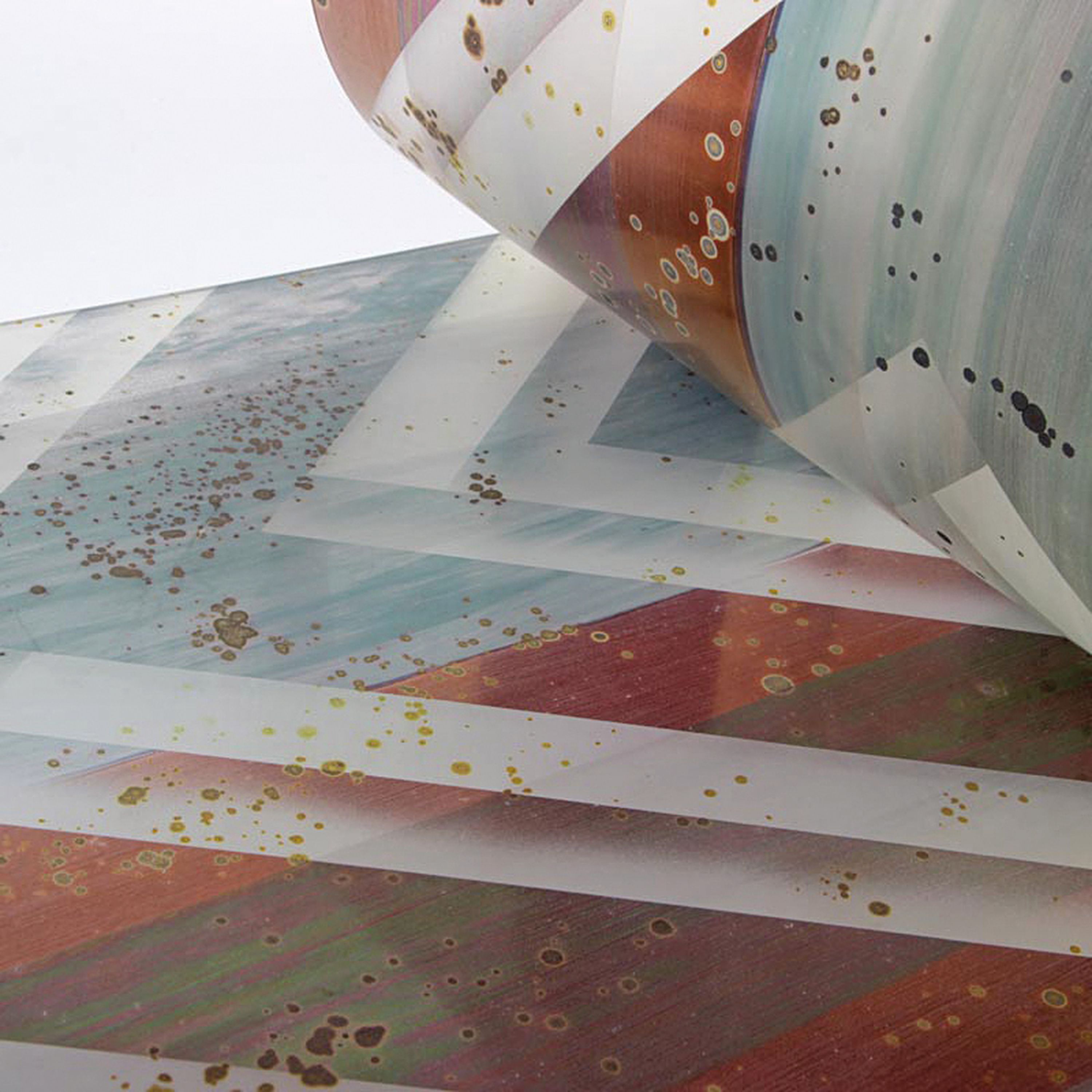 Detail c: Isgard Moje-Wohlgemuth, geb. 1941, zweiteilige Glasinstallation, Rolle und Welle, farbloses Glas bemalt mit gelösten Metallverbindungen und Gold ...