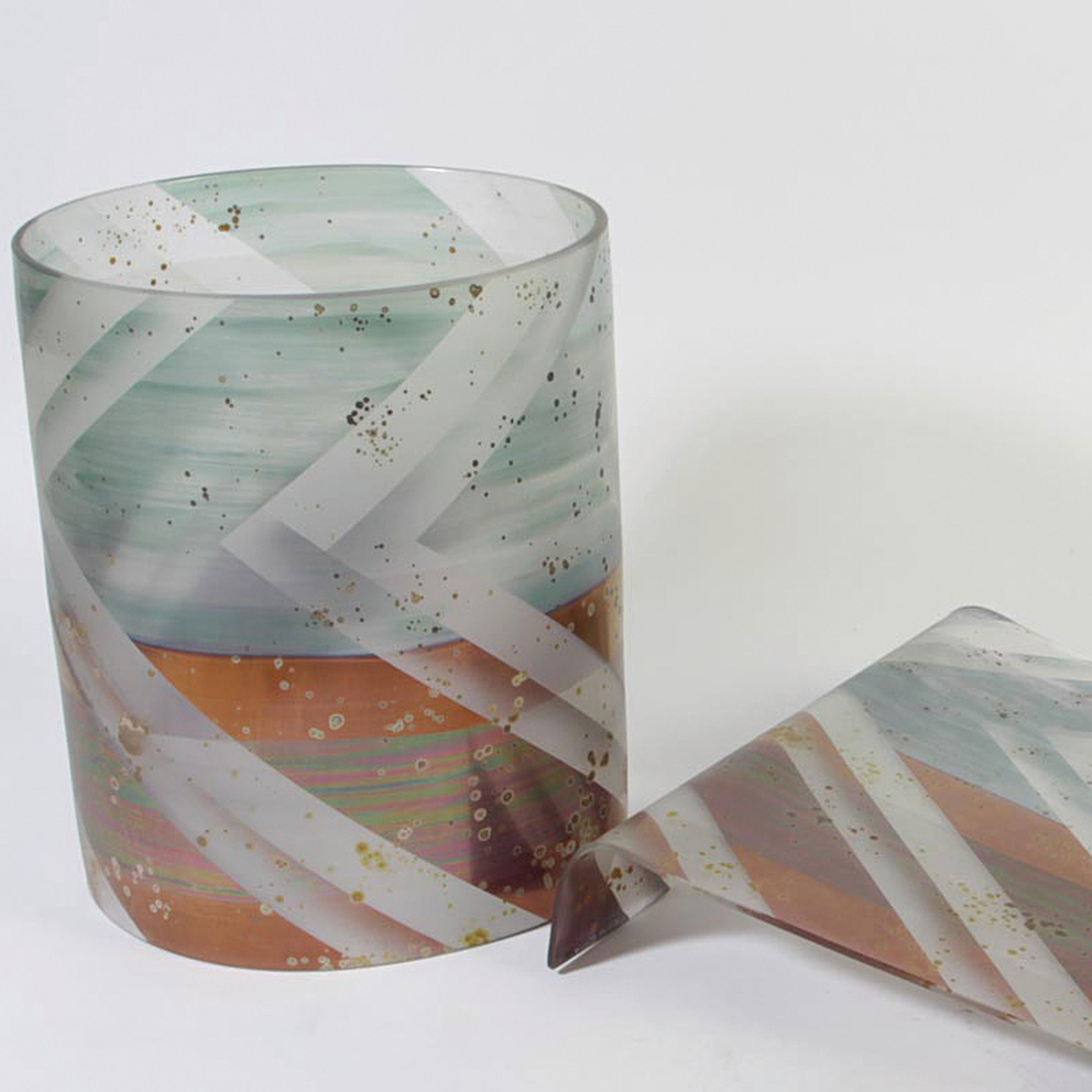 Detail e: Isgard Moje-Wohlgemuth, geb. 1941, zweiteilige Glasinstallation, Rolle und Welle, farbloses Glas bemalt mit gelösten Metallverbindungen und Gold ...