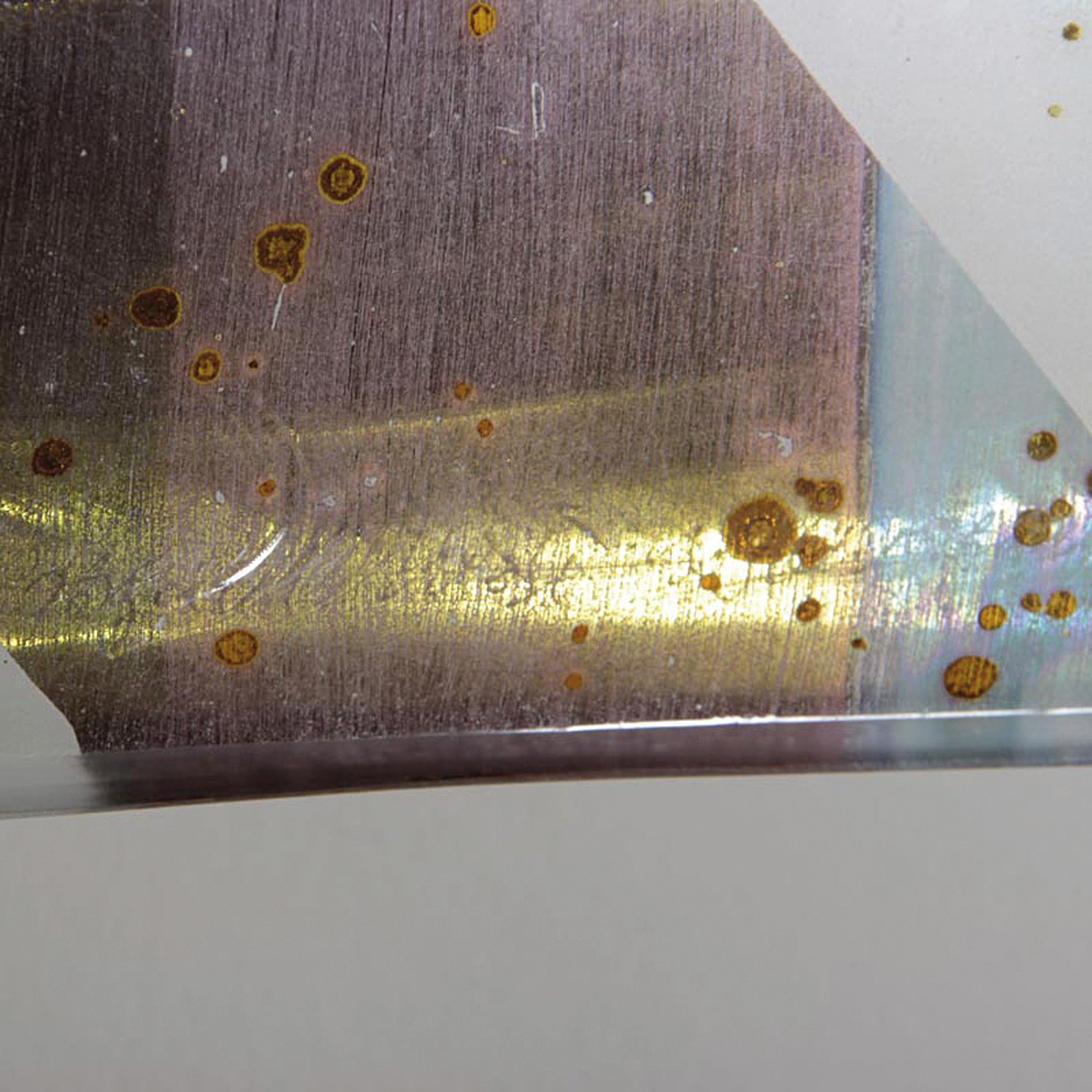 Detail g: Isgard Moje-Wohlgemuth, geb. 1941, zweiteilige Glasinstallation, Rolle und Welle, farbloses Glas bemalt mit gelösten Metallverbindungen und Gold ...