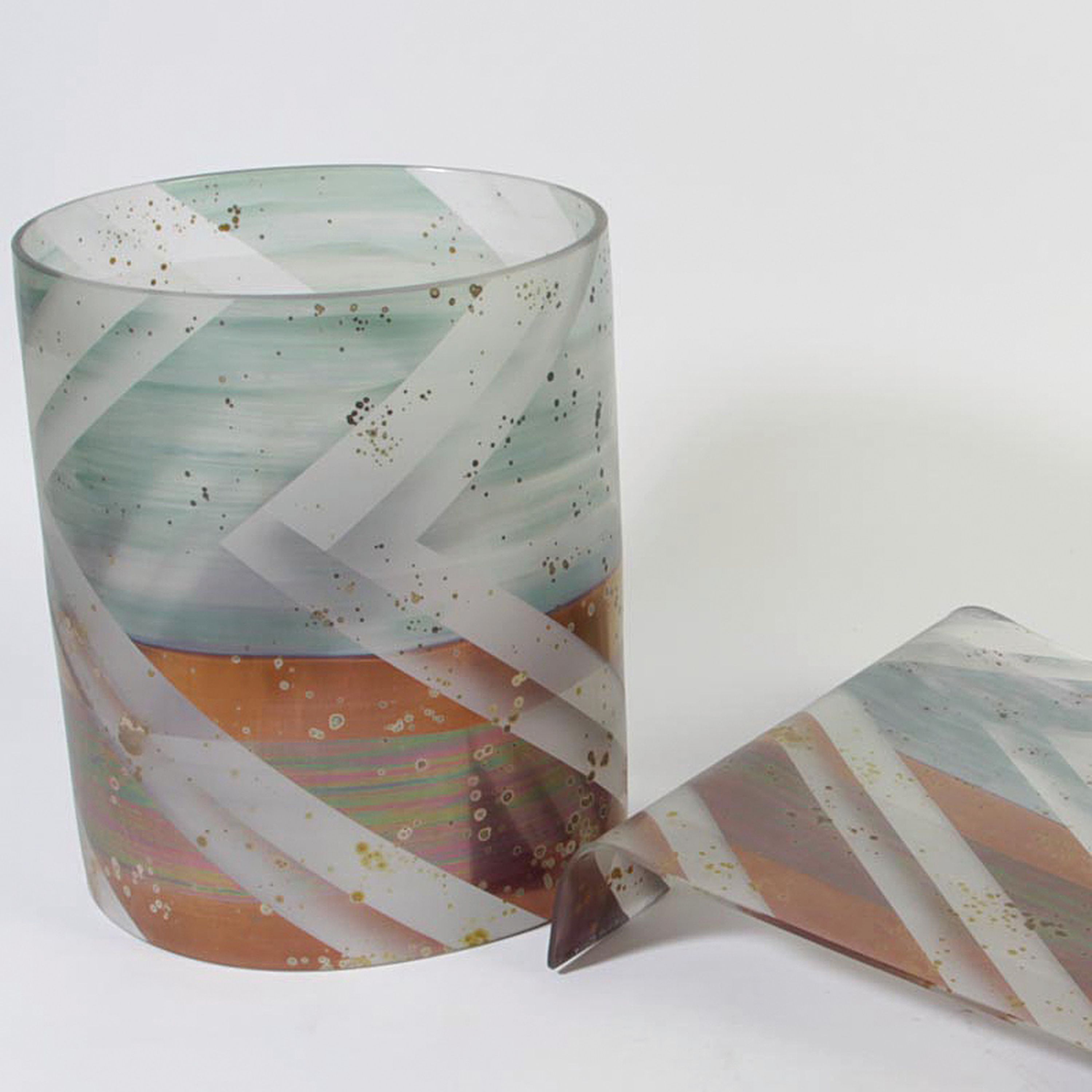 Detail p: Isgard Moje-Wohlgemuth, geb. 1941, zweiteilige Glasinstallation, Rolle und Welle, farbloses Glas bemalt mit gelösten Metallverbindungen und Gold ...