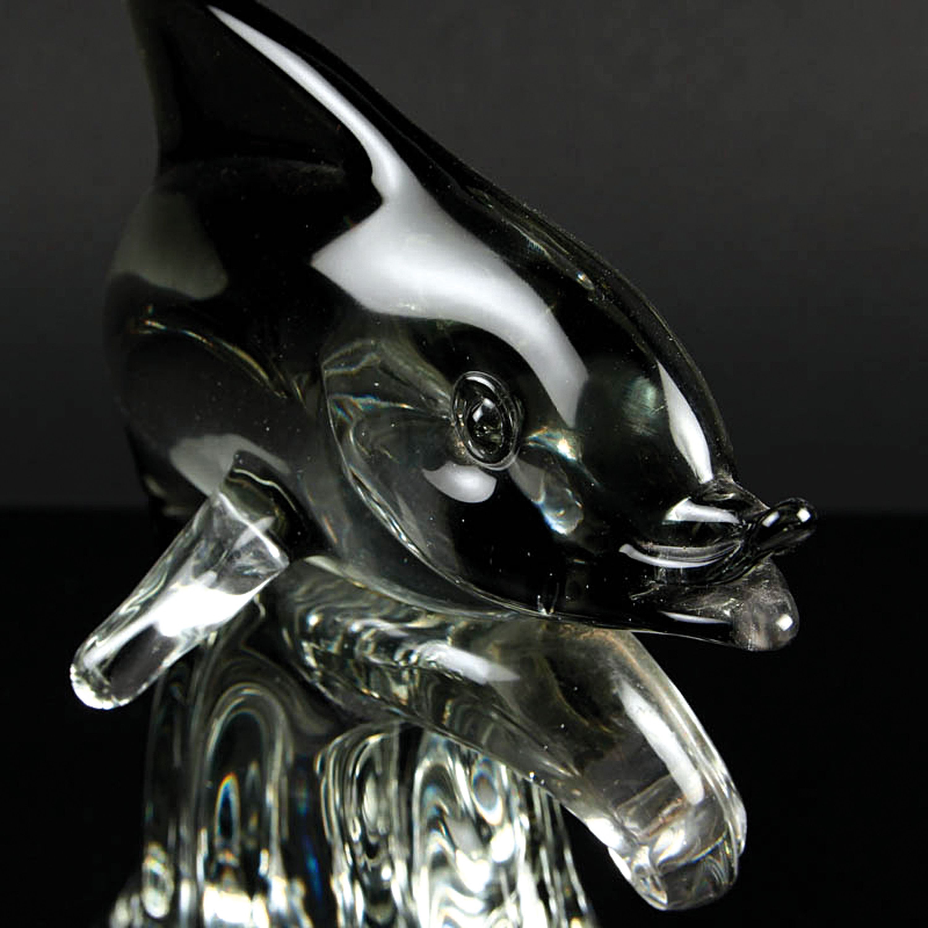 Detail b: Zwei Glasskulpturen, Alfredo Barbini Murano, 1980er Jahre, Delfin auf Welle, farbloses Glas und Fisch partiell rauchfarben, H. ca. 26cm bzw. 20cm