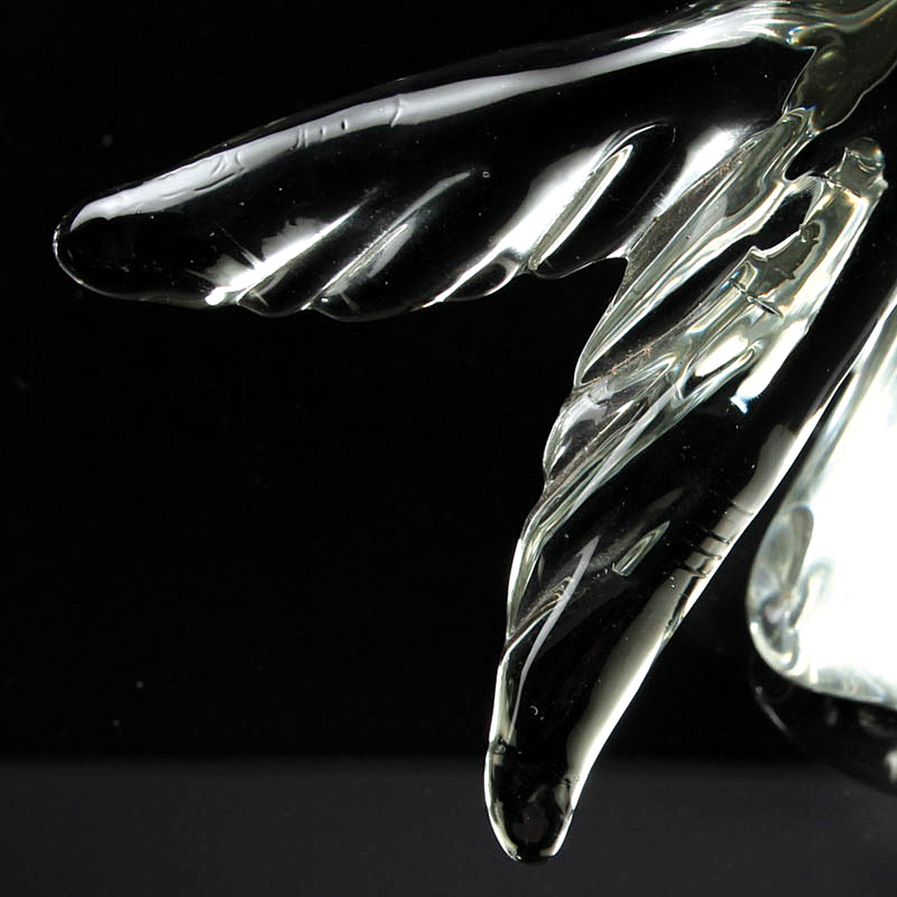 Detail c: Zwei Glasskulpturen, Alfredo Barbini Murano, 1980er Jahre, Delfin auf Welle, farbloses Glas und Fisch partiell rauchfarben, H. ca. 26cm bzw. 20cm