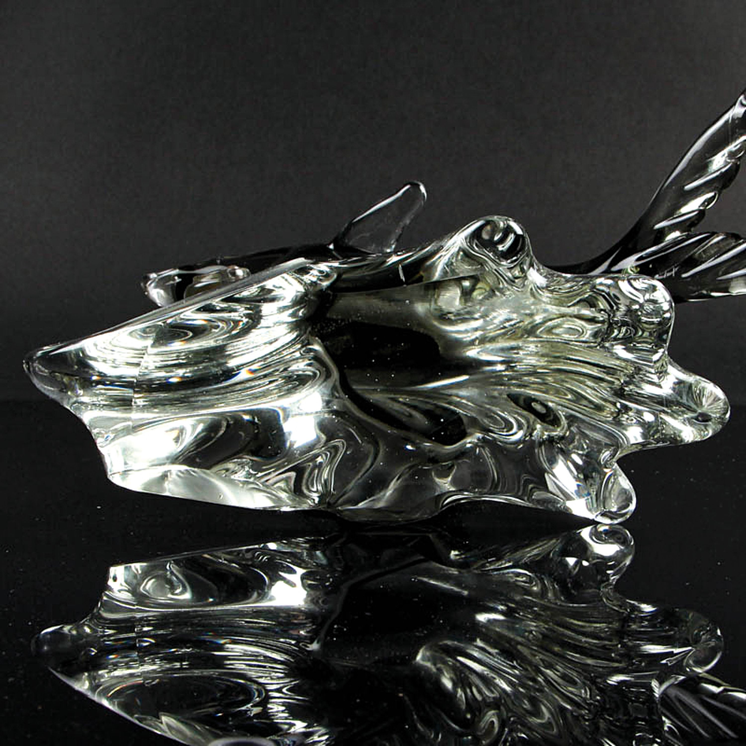Detail d: Zwei Glasskulpturen, Alfredo Barbini Murano, 1980er Jahre, Delfin auf Welle, farbloses Glas und Fisch partiell rauchfarben, H. ca. 26cm bzw. 20cm