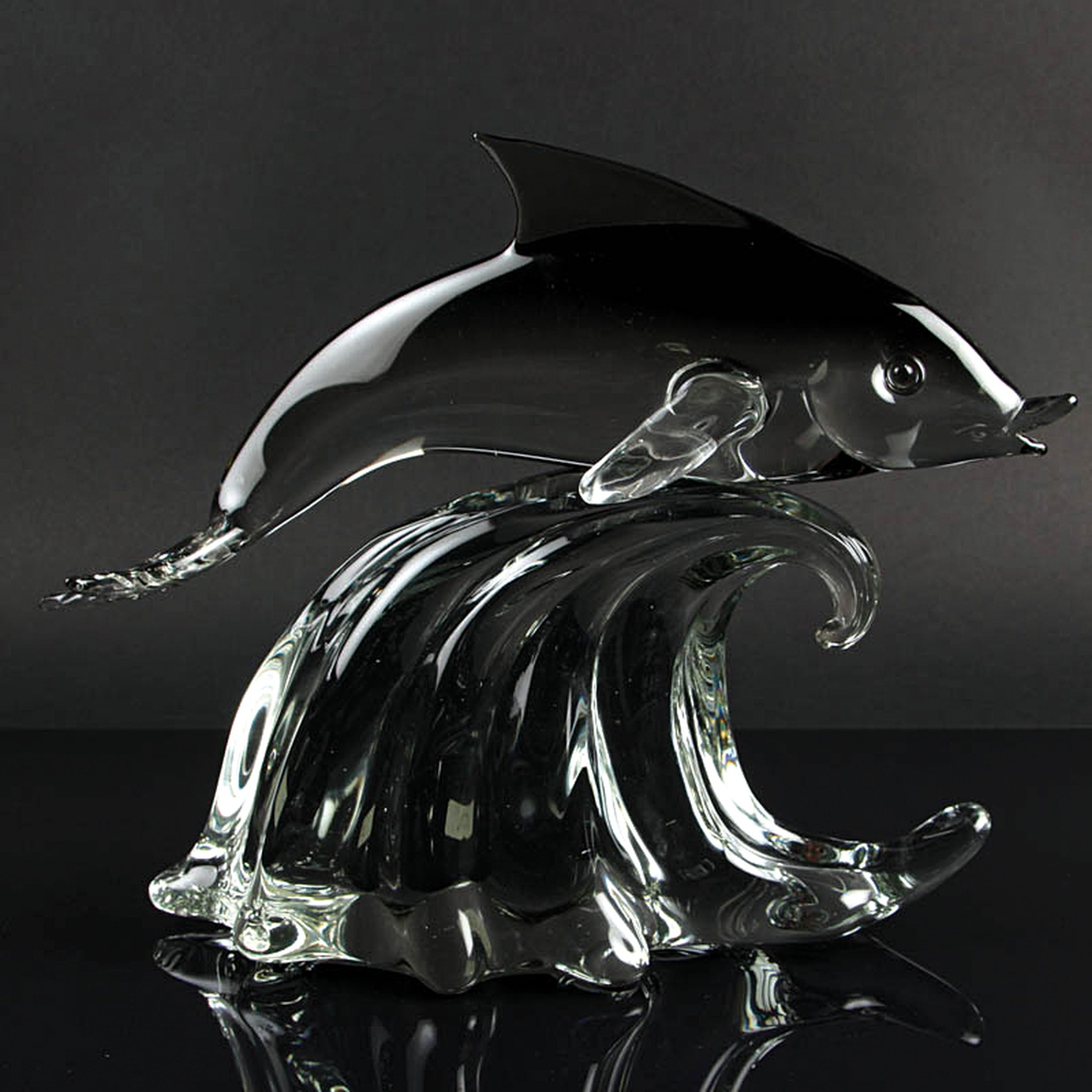 Detail e: Zwei Glasskulpturen, Alfredo Barbini Murano, 1980er Jahre, Delfin auf Welle, farbloses Glas und Fisch partiell rauchfarben, H. ca. 26cm bzw. 20cm