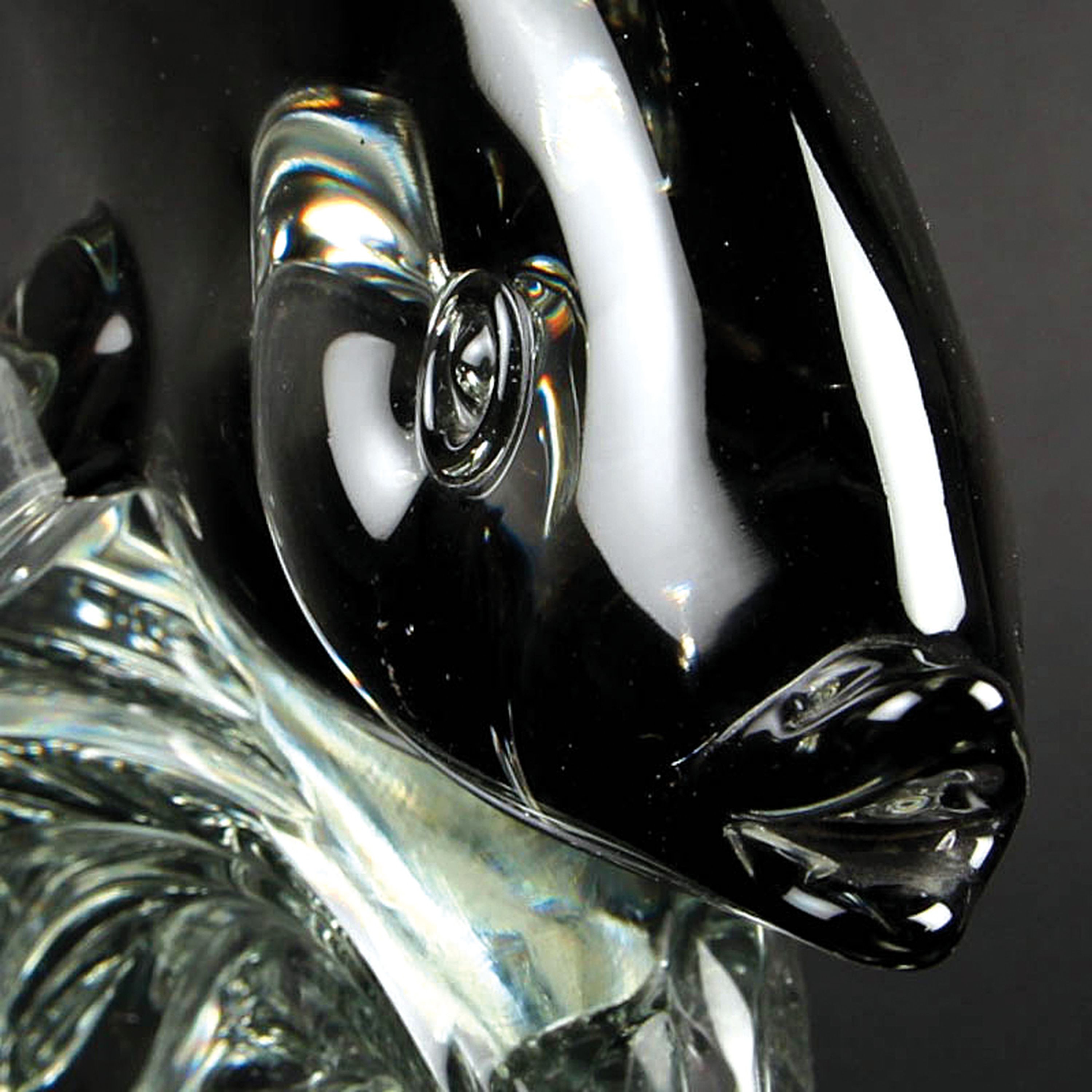 Detail g: Zwei Glasskulpturen, Alfredo Barbini Murano, 1980er Jahre, Delfin auf Welle, farbloses Glas und Fisch partiell rauchfarben, H. ca. 26cm bzw. 20cm