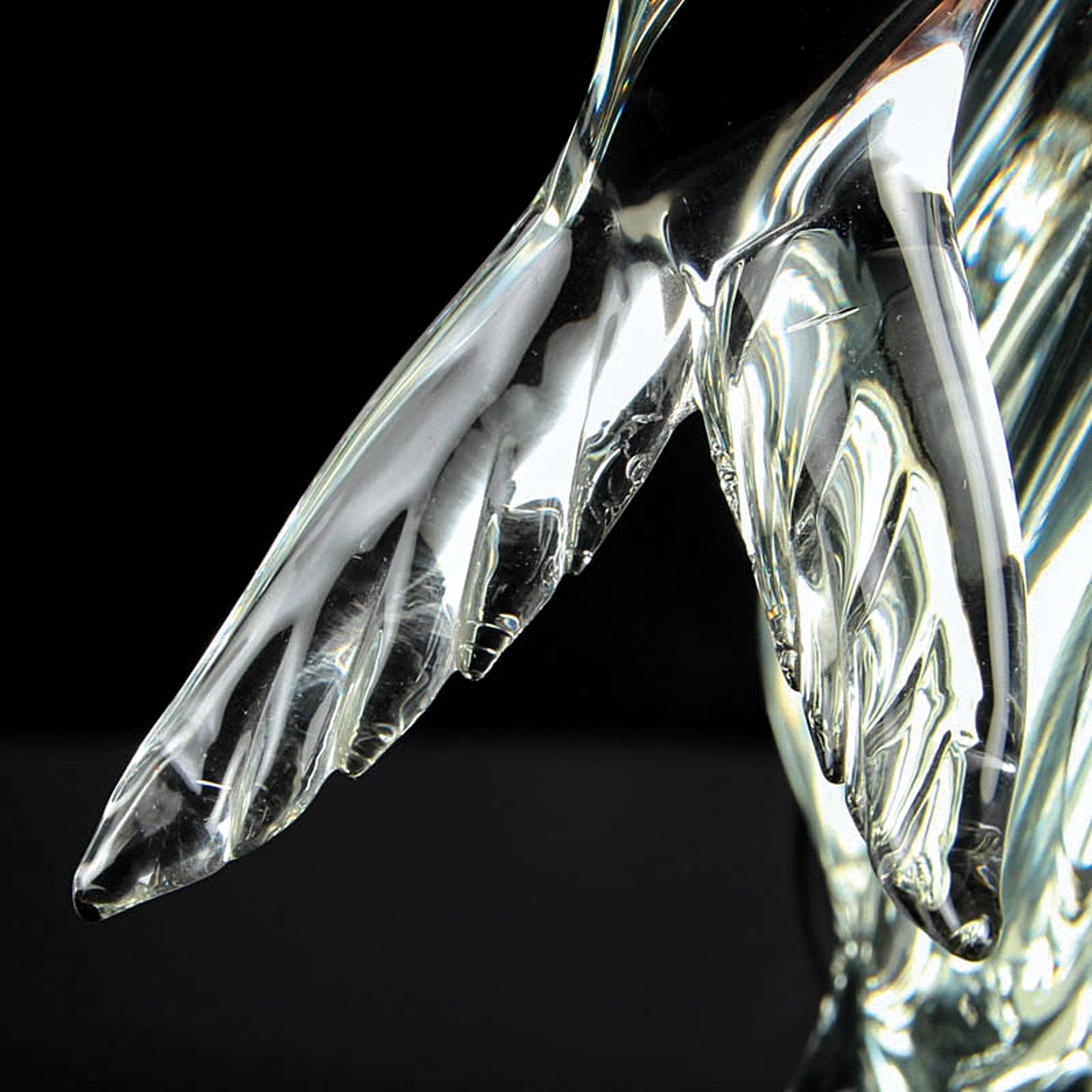 Detail h: Zwei Glasskulpturen, Alfredo Barbini Murano, 1980er Jahre, Delfin auf Welle, farbloses Glas und Fisch partiell rauchfarben, H. ca. 26cm bzw. 20cm