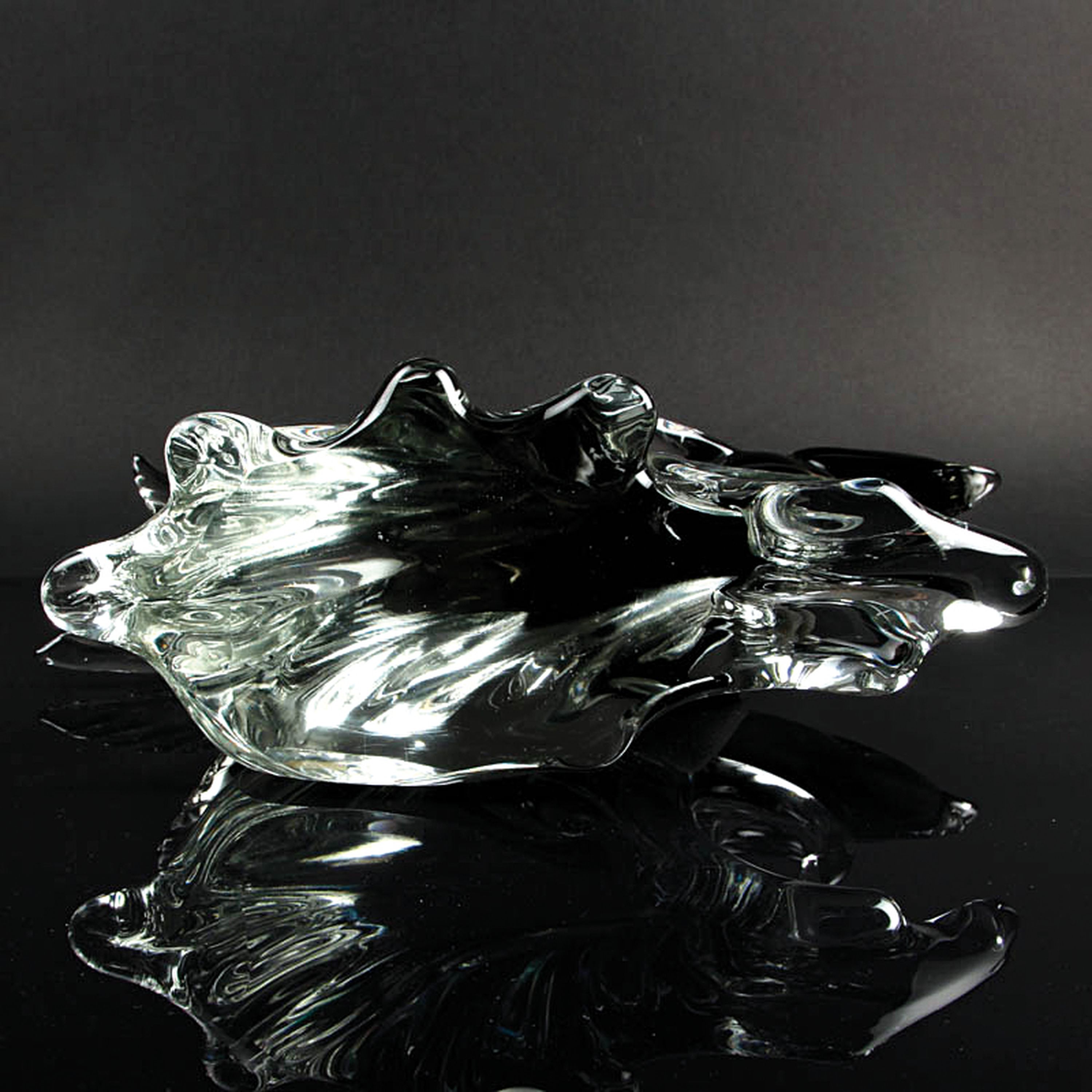 Detail i: Zwei Glasskulpturen, Alfredo Barbini Murano, 1980er Jahre, Delfin auf Welle, farbloses Glas und Fisch partiell rauchfarben, H. ca. 26cm bzw. 20cm