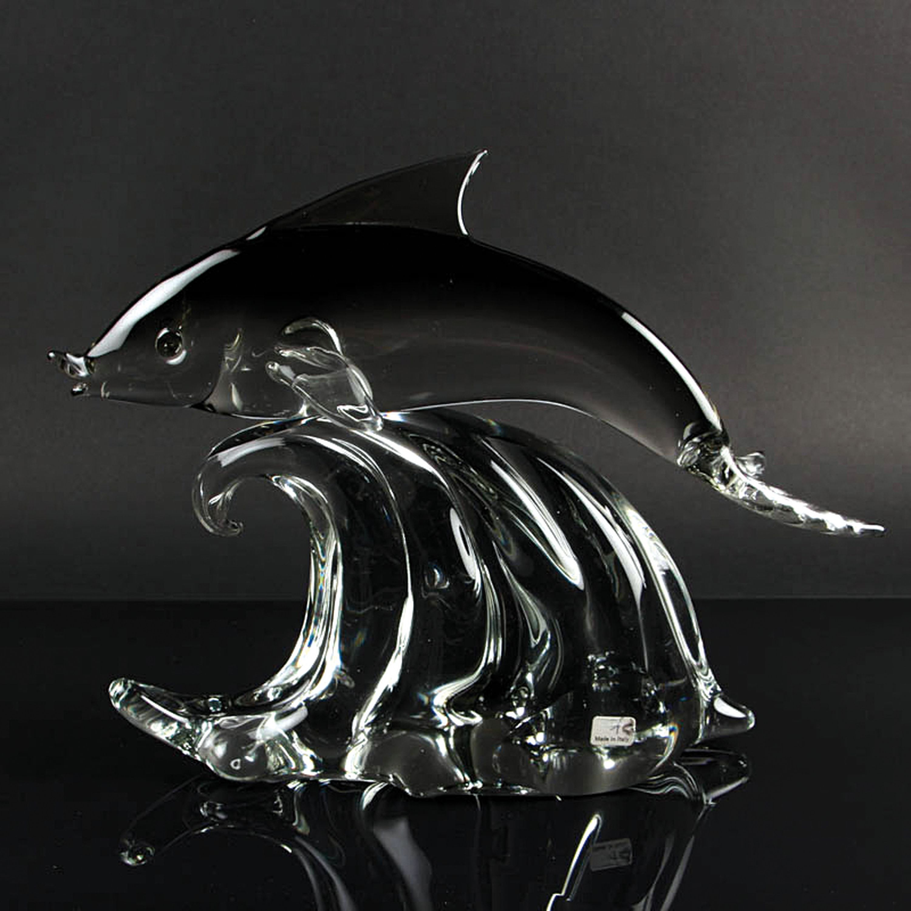 Detail j: Zwei Glasskulpturen, Alfredo Barbini Murano, 1980er Jahre, Delfin auf Welle, farbloses Glas und Fisch partiell rauchfarben, H. ca. 26cm bzw. 20cm