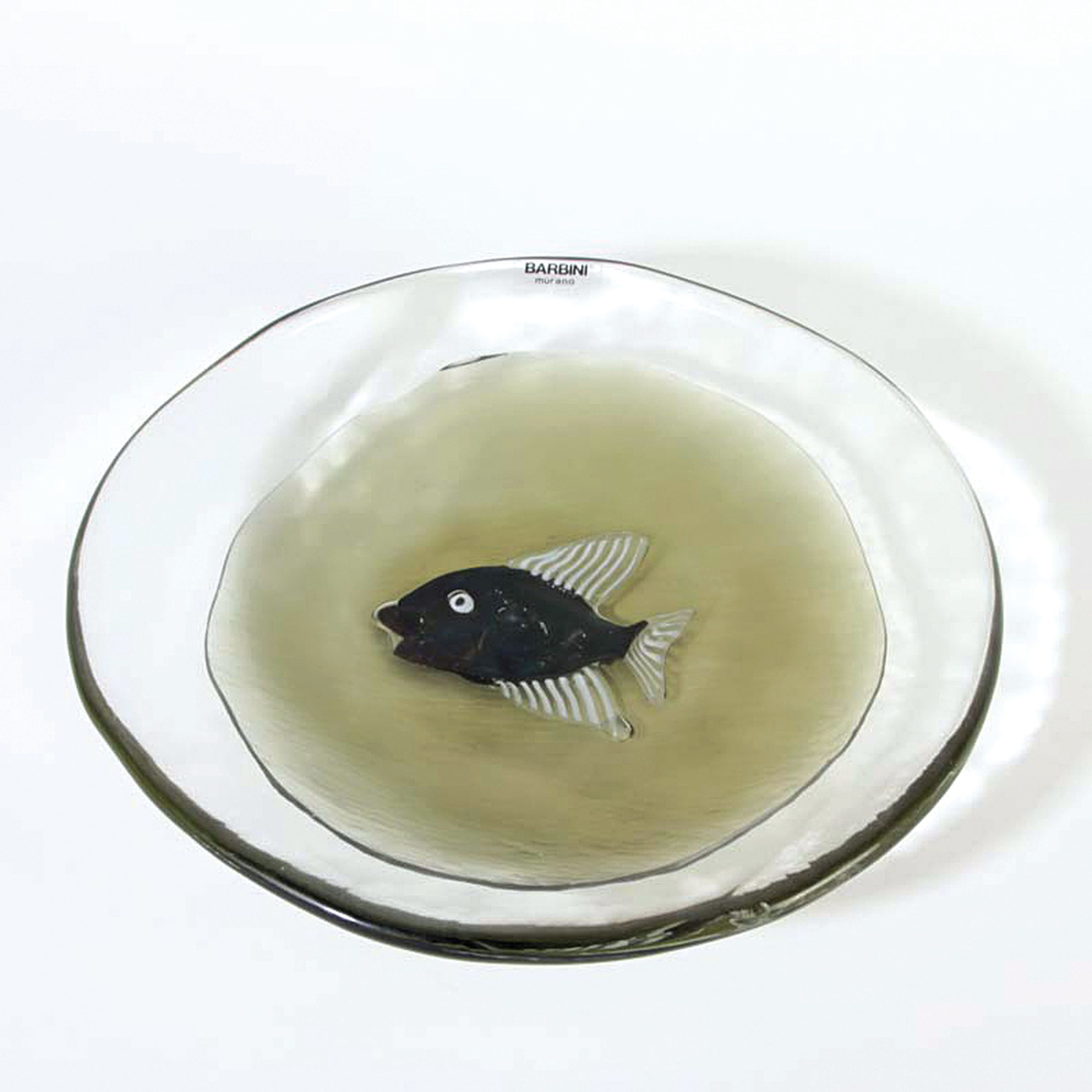 Platte/Teller, Alfredo Barbini, Murano, um 1975, farbloses Glas, unten aufgeschmolzenes gelbliches Glas, dazwischen eingeschmolzene Fischfigur in ...