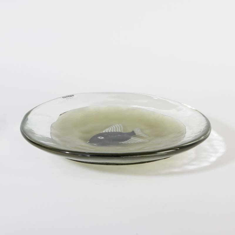 Detail a: Platte/Teller, Alfredo Barbini, Murano, um 1975, farbloses Glas, unten aufgeschmolzenes gelbliches Glas, dazwischen eingeschmolzene Fischfigur in ...