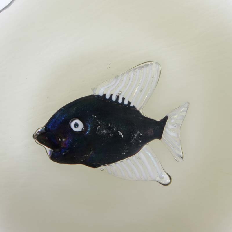 Detail b: Platte/Teller, Alfredo Barbini, Murano, um 1975, farbloses Glas, unten aufgeschmolzenes gelbliches Glas, dazwischen eingeschmolzene Fischfigur in ...