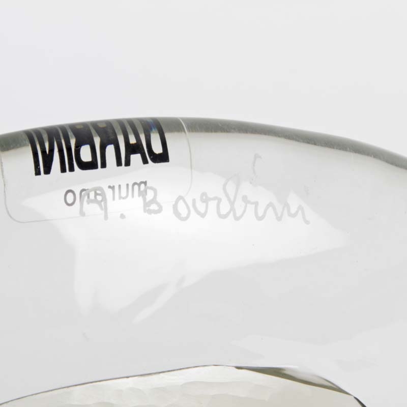 Detail e: Platte/Teller, Alfredo Barbini, Murano, um 1975, farbloses Glas, unten aufgeschmolzenes gelbliches Glas, dazwischen eingeschmolzene Fischfigur in ...