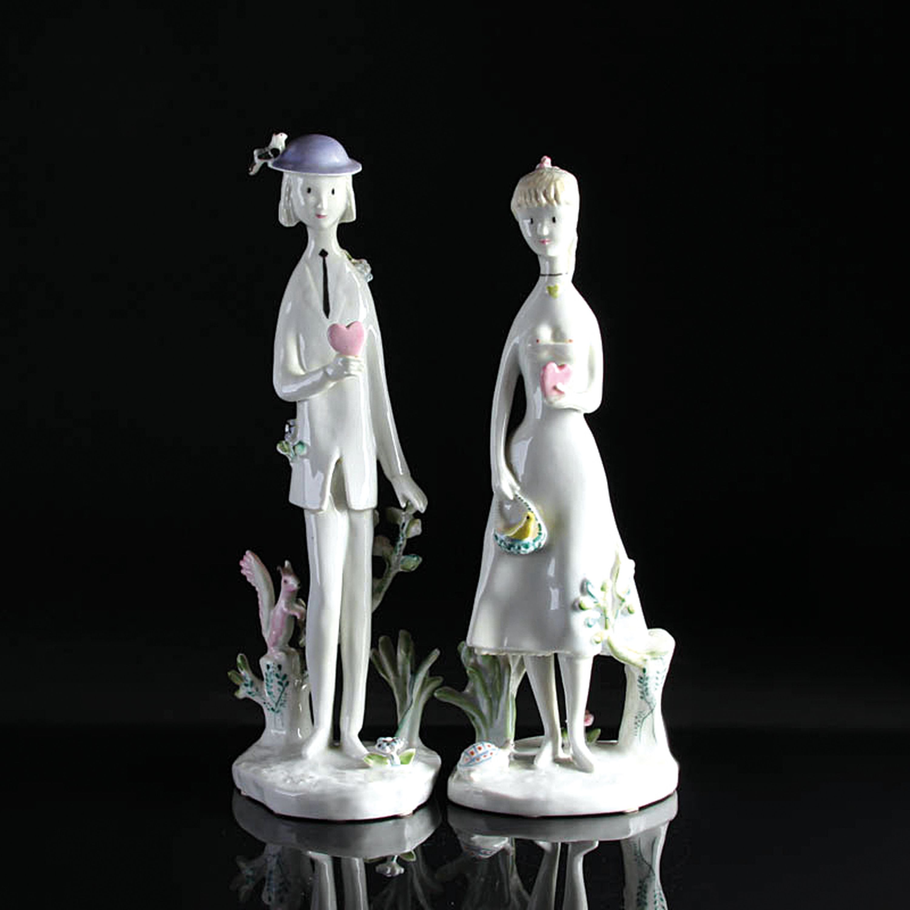Paar Porzellanfiguren, Rosenthal studio-linie,Raymond Peynet (1908-1990), Mann und Frau je mit Herz in der Hand und kleinen Details wie Eichhörnchen ...