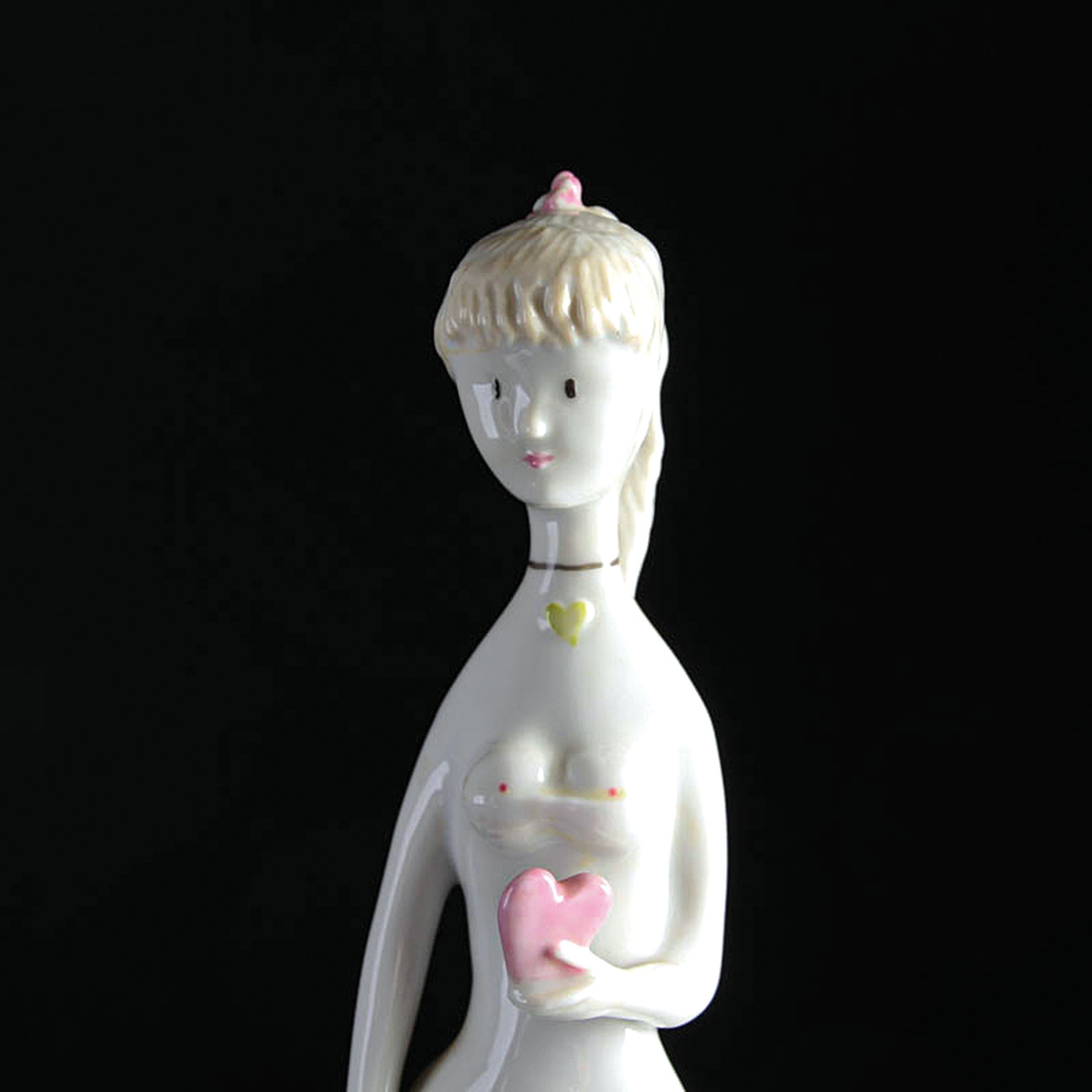 Detail a: Paar Porzellanfiguren, Rosenthal studio-linie,Raymond Peynet (1908-1990), Mann und Frau je mit Herz in der Hand und kleinen Details wie Eichhörnchen ...