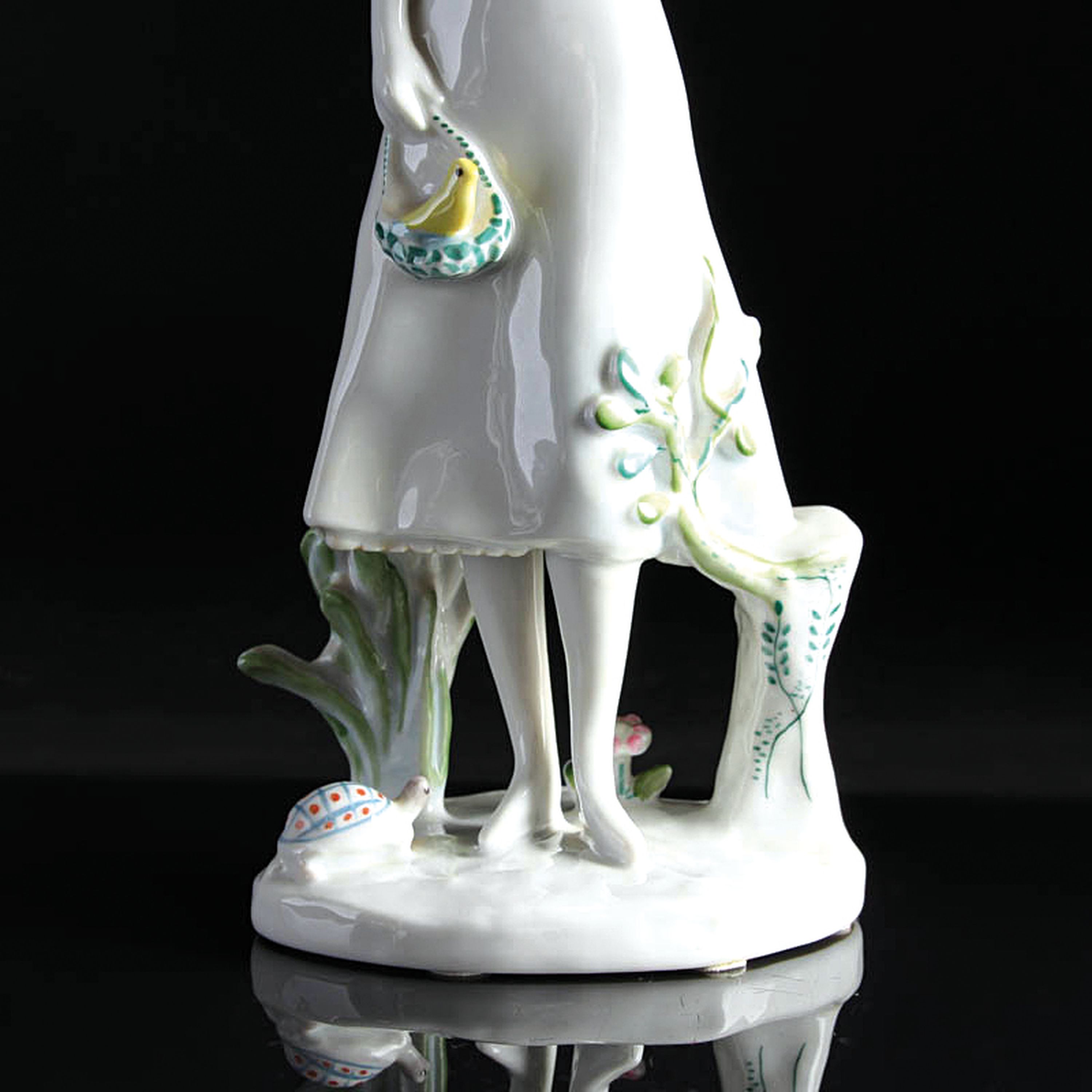 Detail b: Paar Porzellanfiguren, Rosenthal studio-linie,Raymond Peynet (1908-1990), Mann und Frau je mit Herz in der Hand und kleinen Details wie Eichhörnchen ...