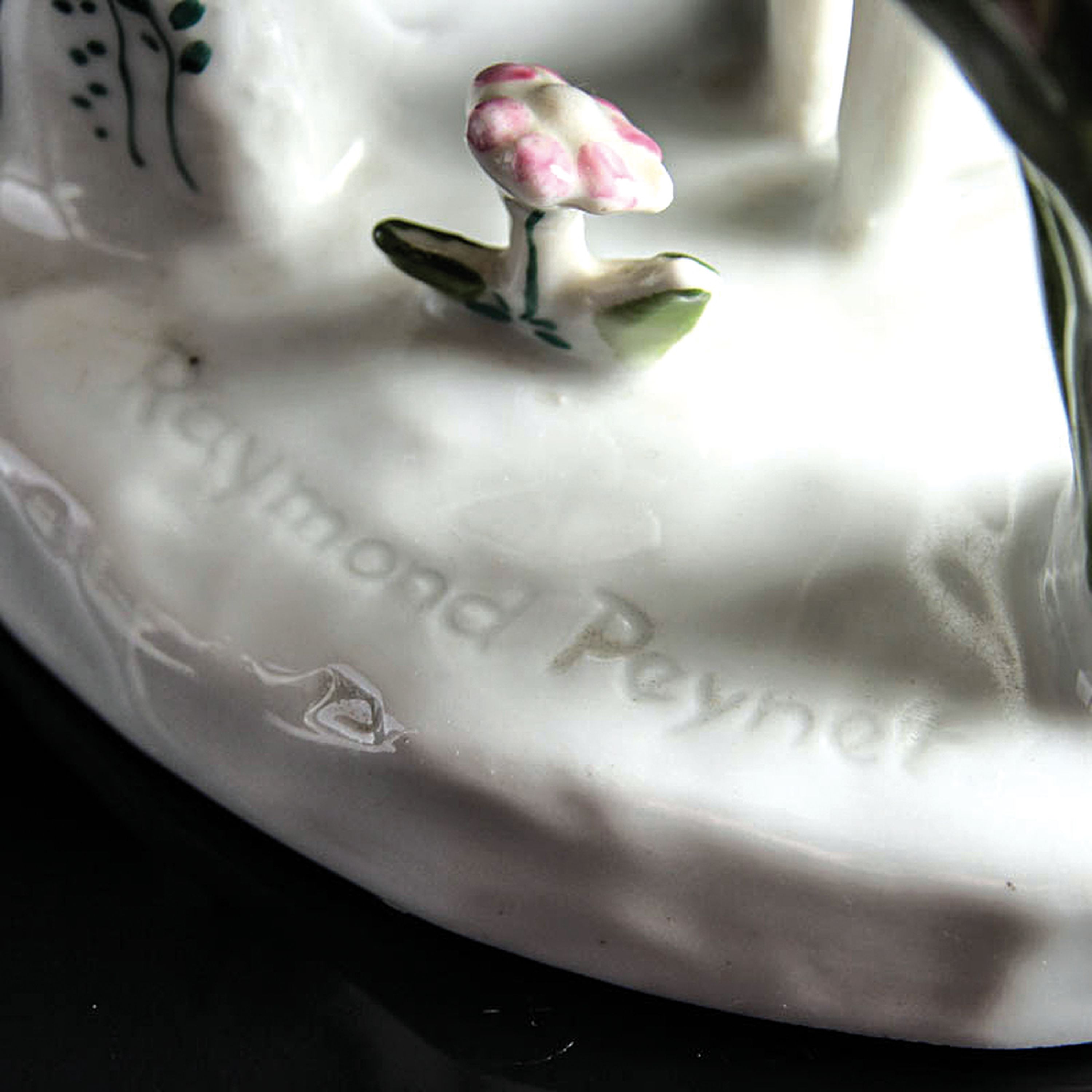 Detail d: Paar Porzellanfiguren, Rosenthal studio-linie,Raymond Peynet (1908-1990), Mann und Frau je mit Herz in der Hand und kleinen Details wie Eichhörnchen ...