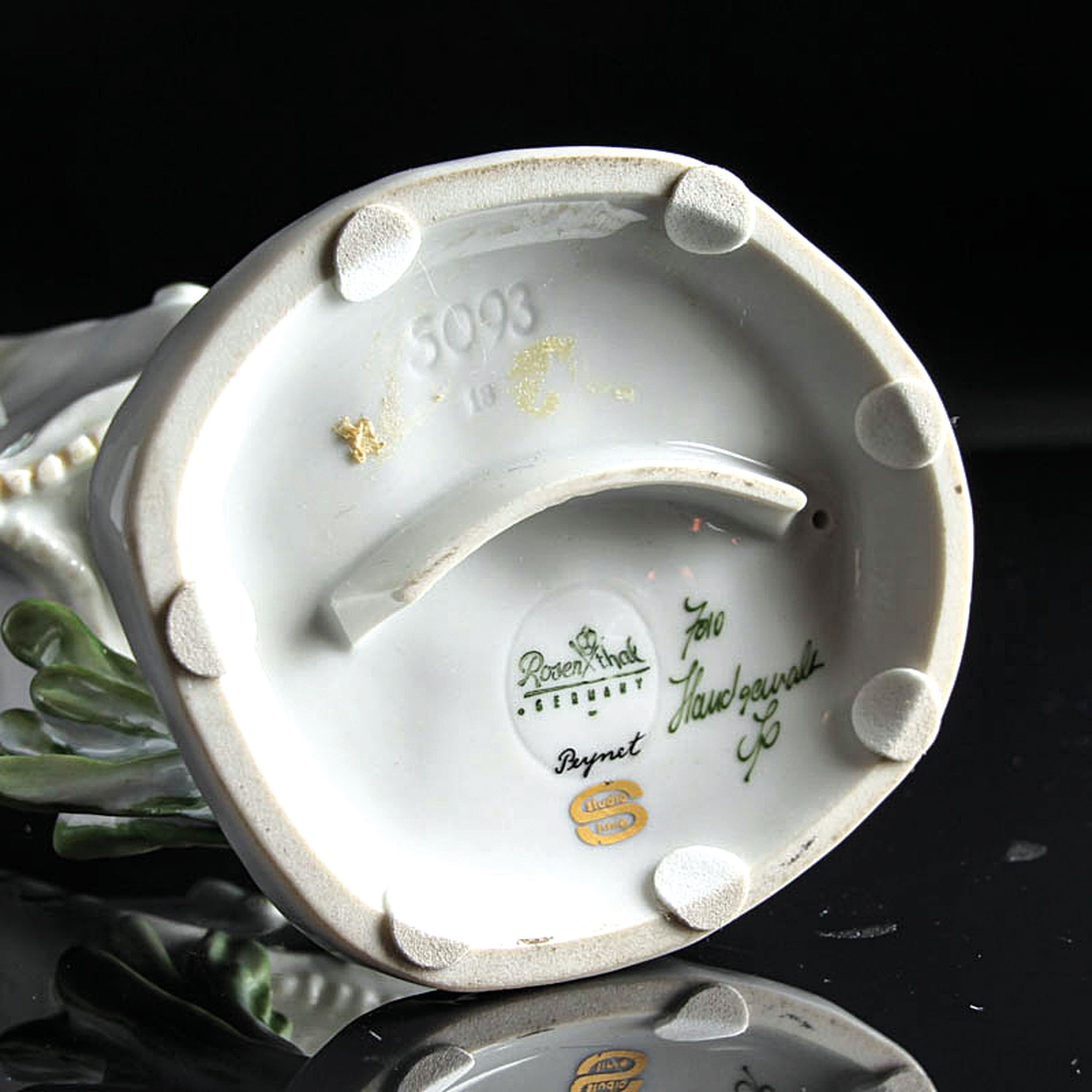 Detail e: Paar Porzellanfiguren, Rosenthal studio-linie,Raymond Peynet (1908-1990), Mann und Frau je mit Herz in der Hand und kleinen Details wie Eichhörnchen ...