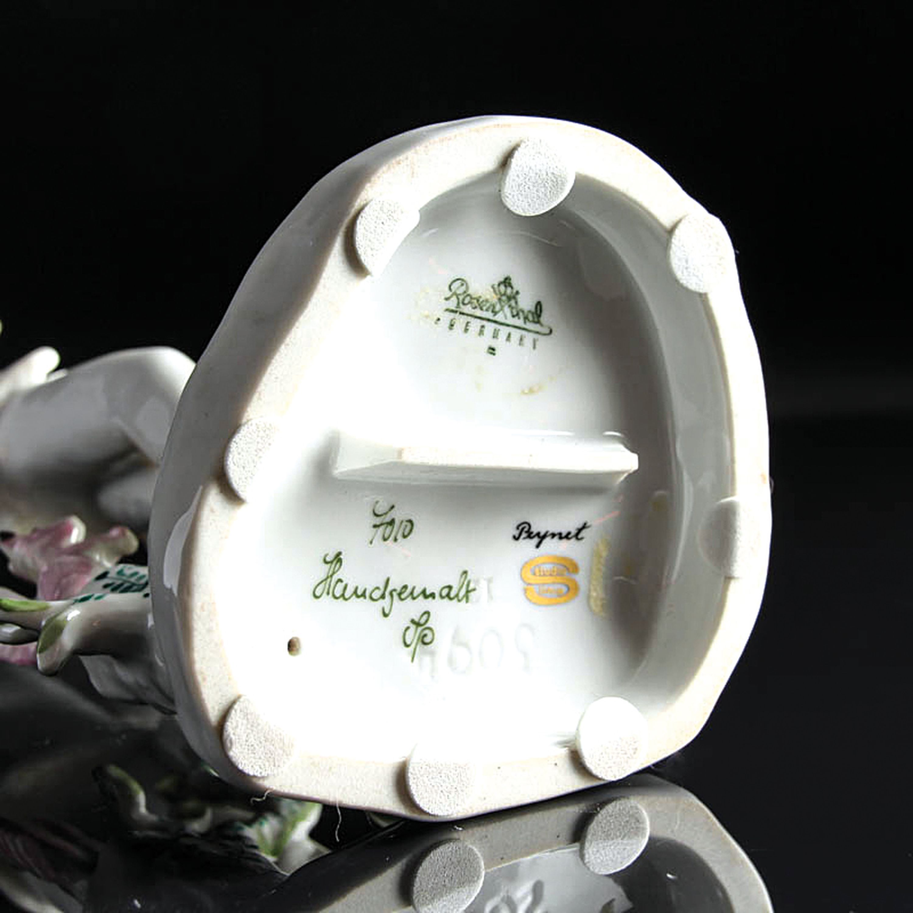 Detail f: Paar Porzellanfiguren, Rosenthal studio-linie,Raymond Peynet (1908-1990), Mann und Frau je mit Herz in der Hand und kleinen Details wie Eichhörnchen ...