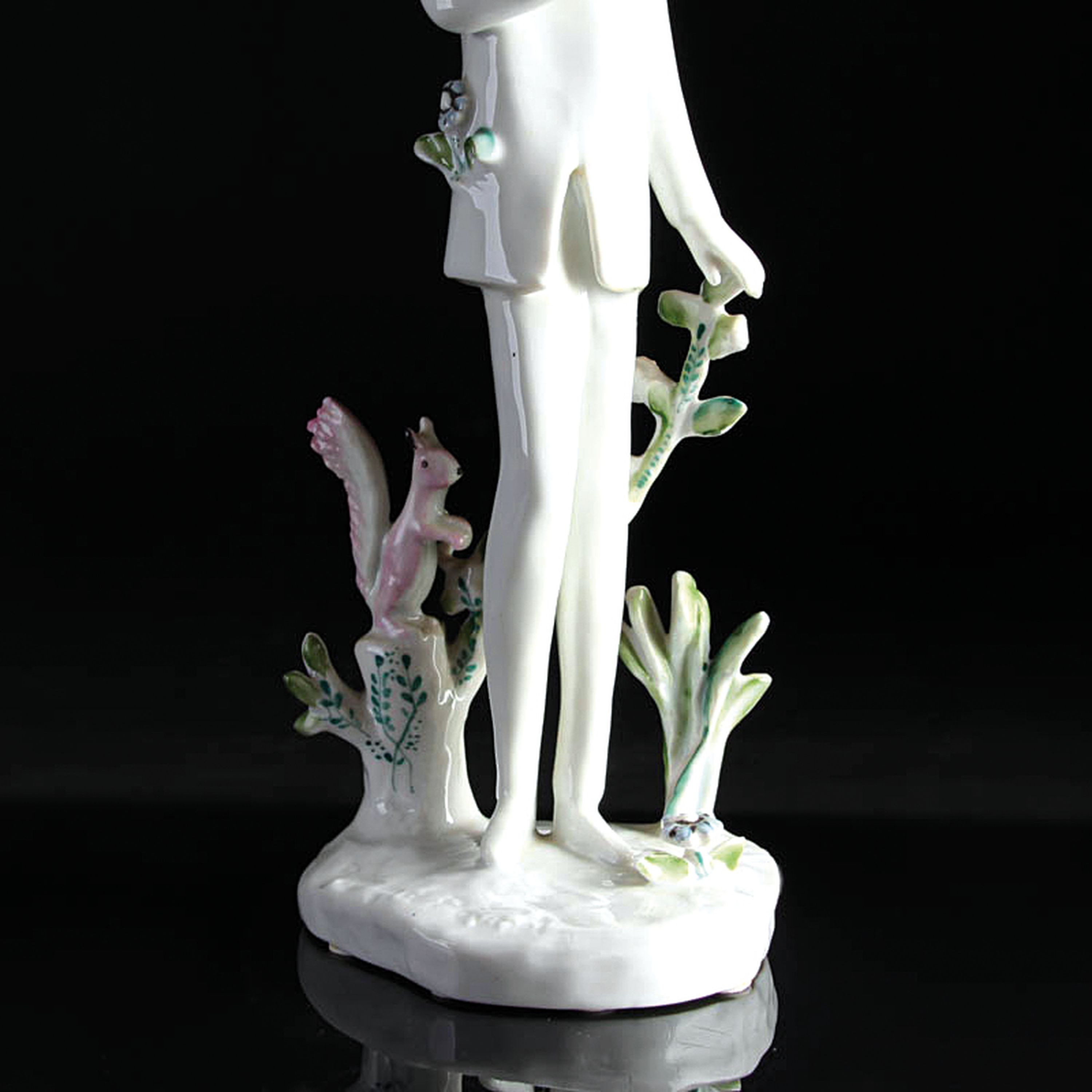 Detail h: Paar Porzellanfiguren, Rosenthal studio-linie,Raymond Peynet (1908-1990), Mann und Frau je mit Herz in der Hand und kleinen Details wie Eichhörnchen ...