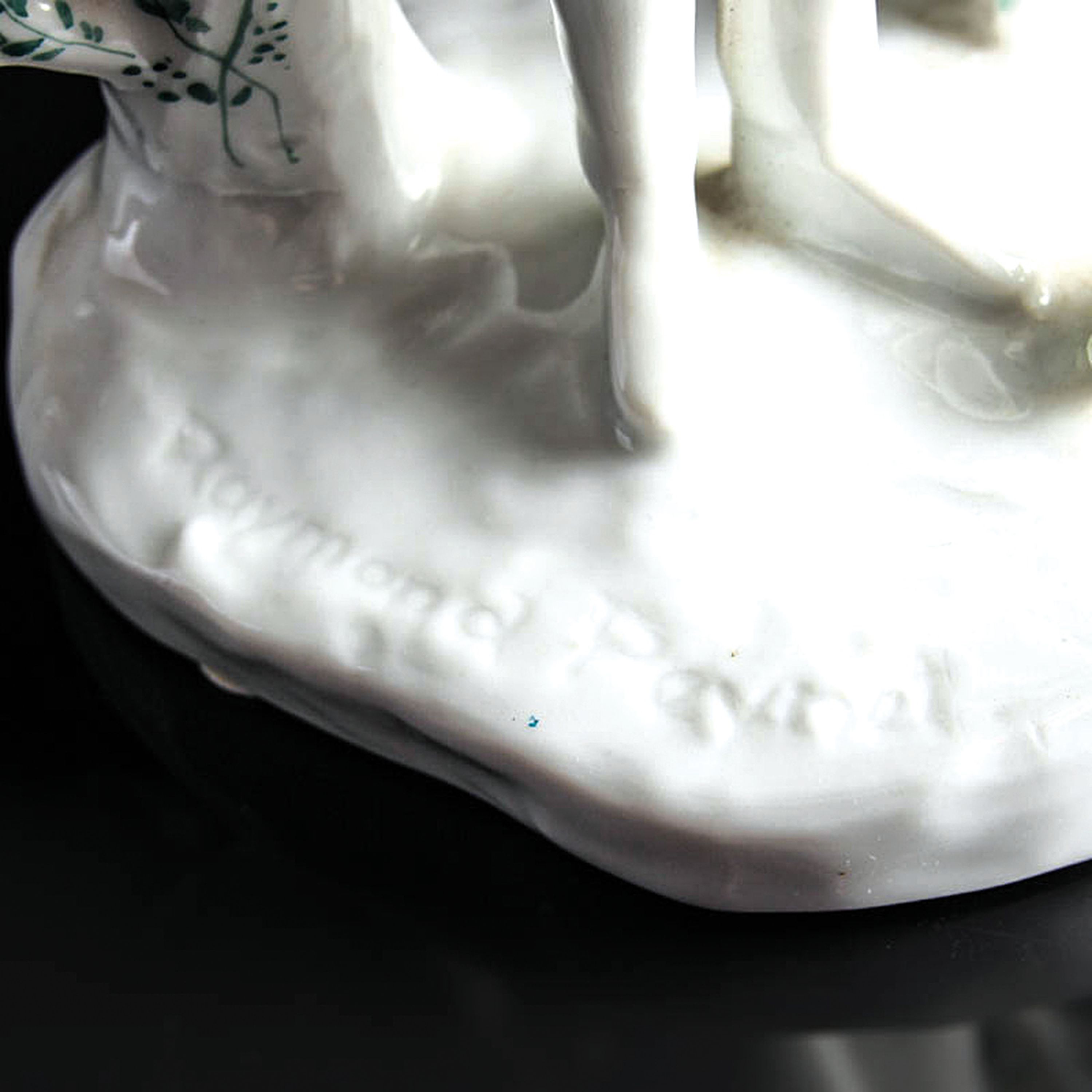 Detail j: Paar Porzellanfiguren, Rosenthal studio-linie,Raymond Peynet (1908-1990), Mann und Frau je mit Herz in der Hand und kleinen Details wie Eichhörnchen ...