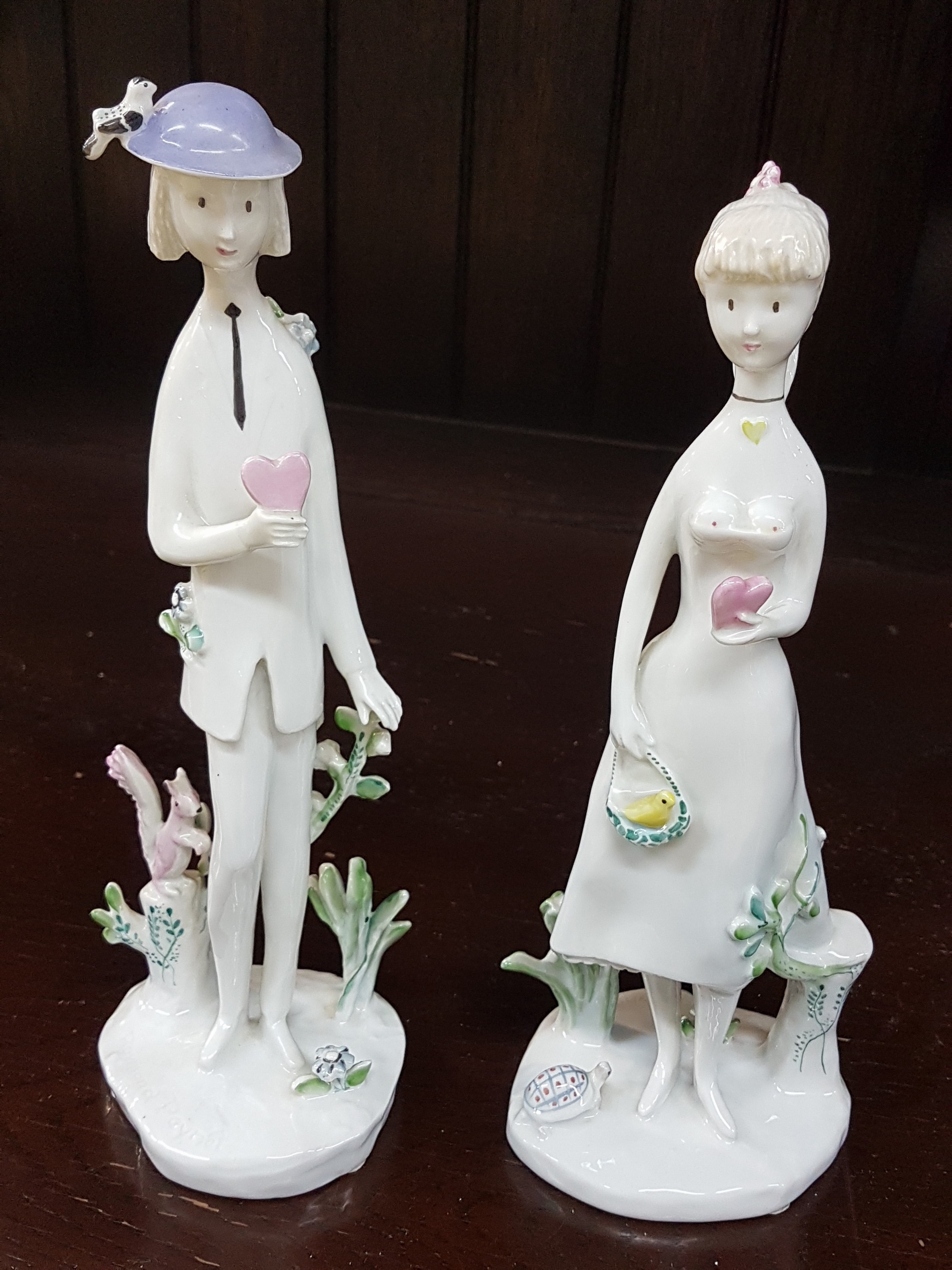 Detail l: Paar Porzellanfiguren, Rosenthal studio-linie,Raymond Peynet (1908-1990), Mann und Frau je mit Herz in der Hand und kleinen Details wie Eichhörnchen ...