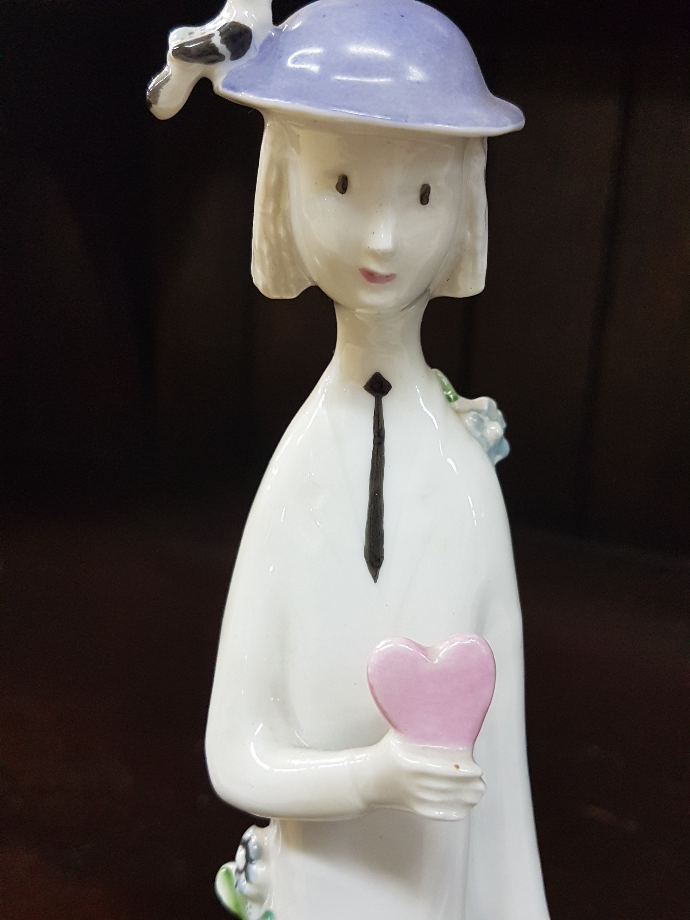 Detail m: Paar Porzellanfiguren, Rosenthal studio-linie,Raymond Peynet (1908-1990), Mann und Frau je mit Herz in der Hand und kleinen Details wie Eichhörnchen ...