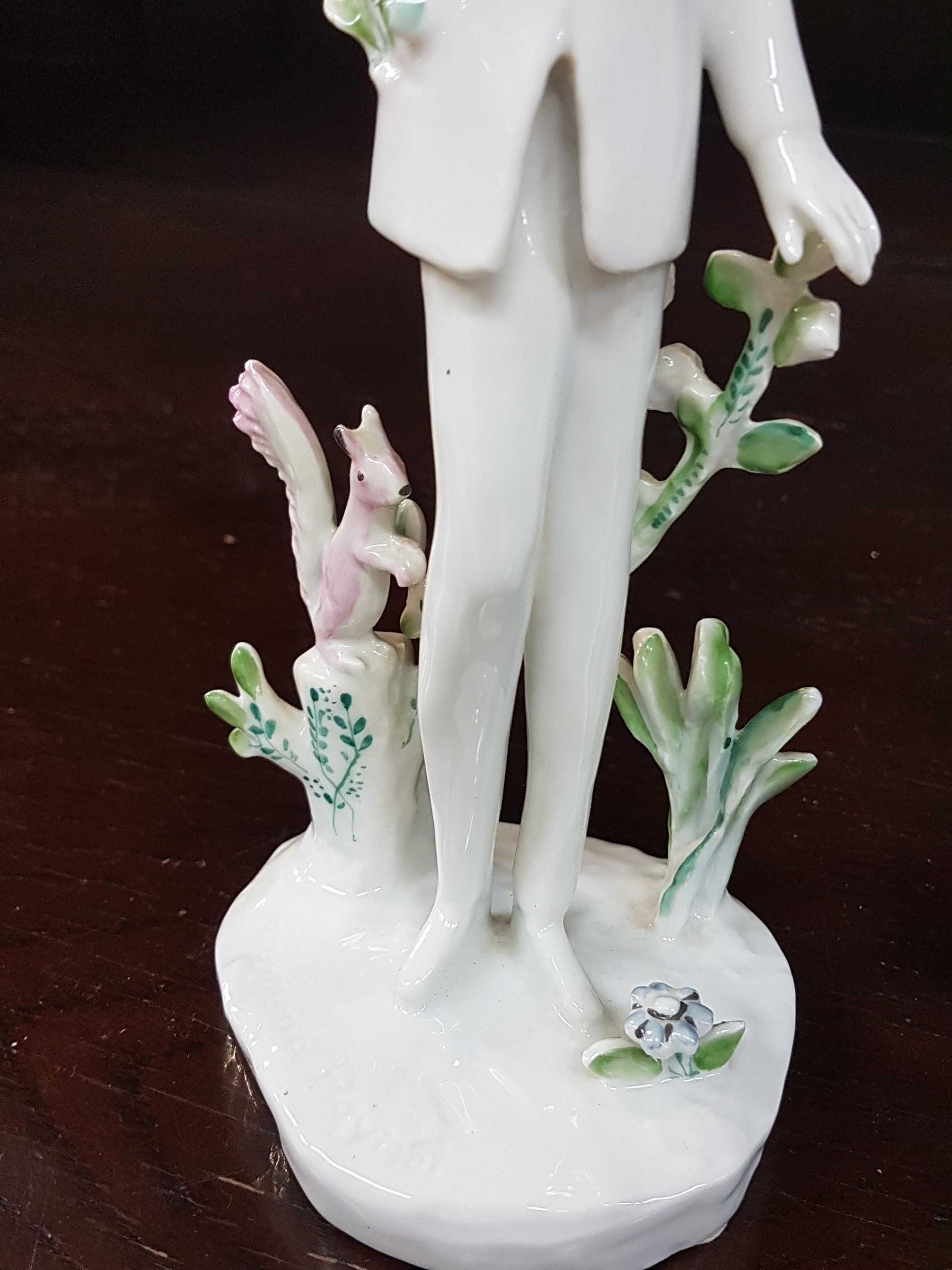 Detail n: Paar Porzellanfiguren, Rosenthal studio-linie,Raymond Peynet (1908-1990), Mann und Frau je mit Herz in der Hand und kleinen Details wie Eichhörnchen ...