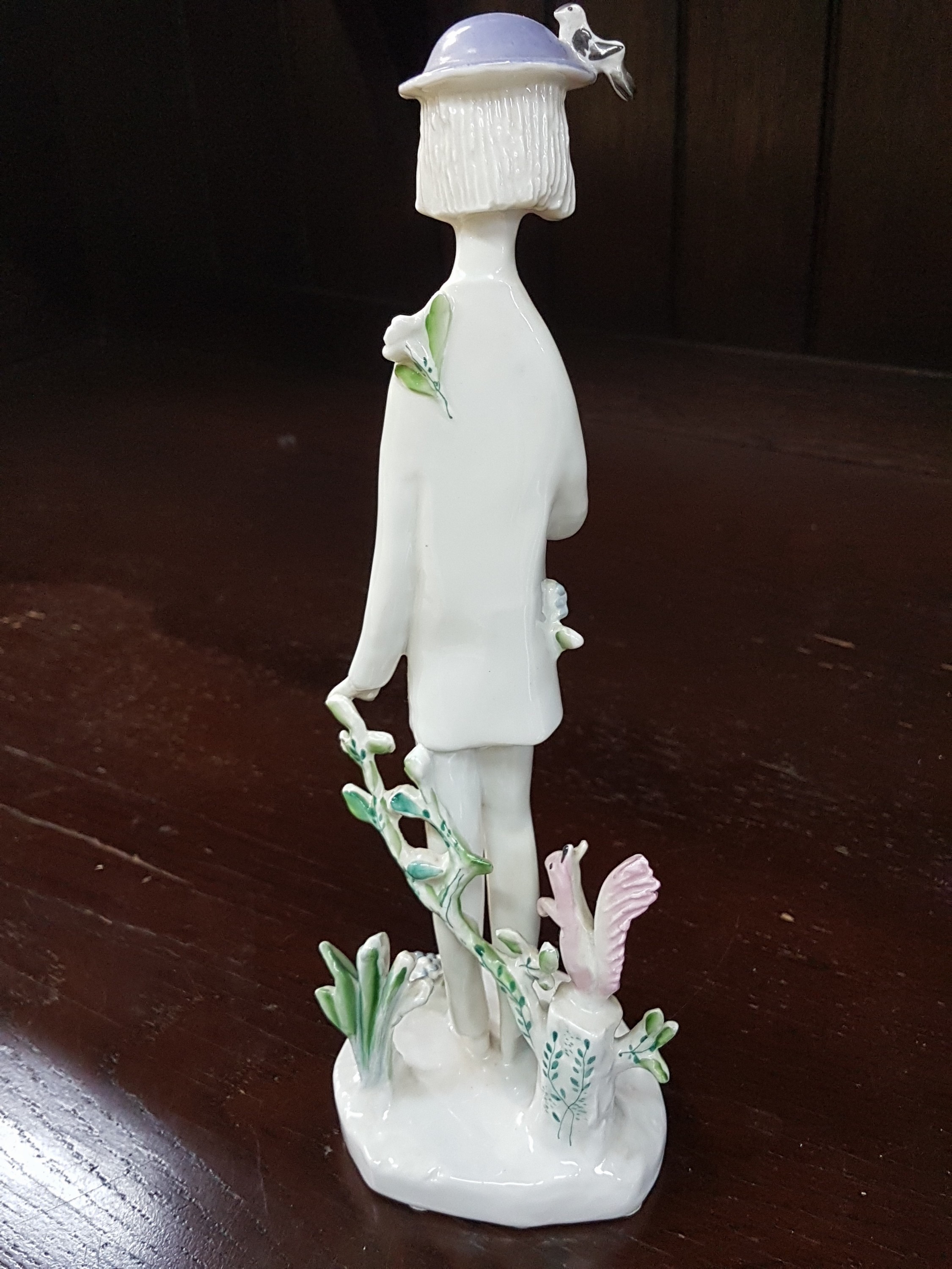 Detail o: Paar Porzellanfiguren, Rosenthal studio-linie,Raymond Peynet (1908-1990), Mann und Frau je mit Herz in der Hand und kleinen Details wie Eichhörnchen ...