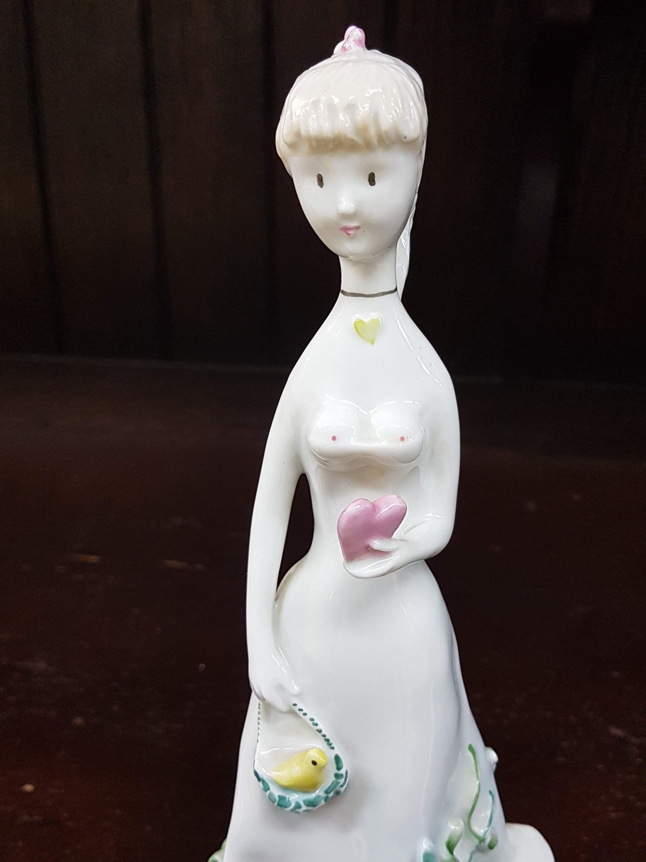 Detail r: Paar Porzellanfiguren, Rosenthal studio-linie,Raymond Peynet (1908-1990), Mann und Frau je mit Herz in der Hand und kleinen Details wie Eichhörnchen ...