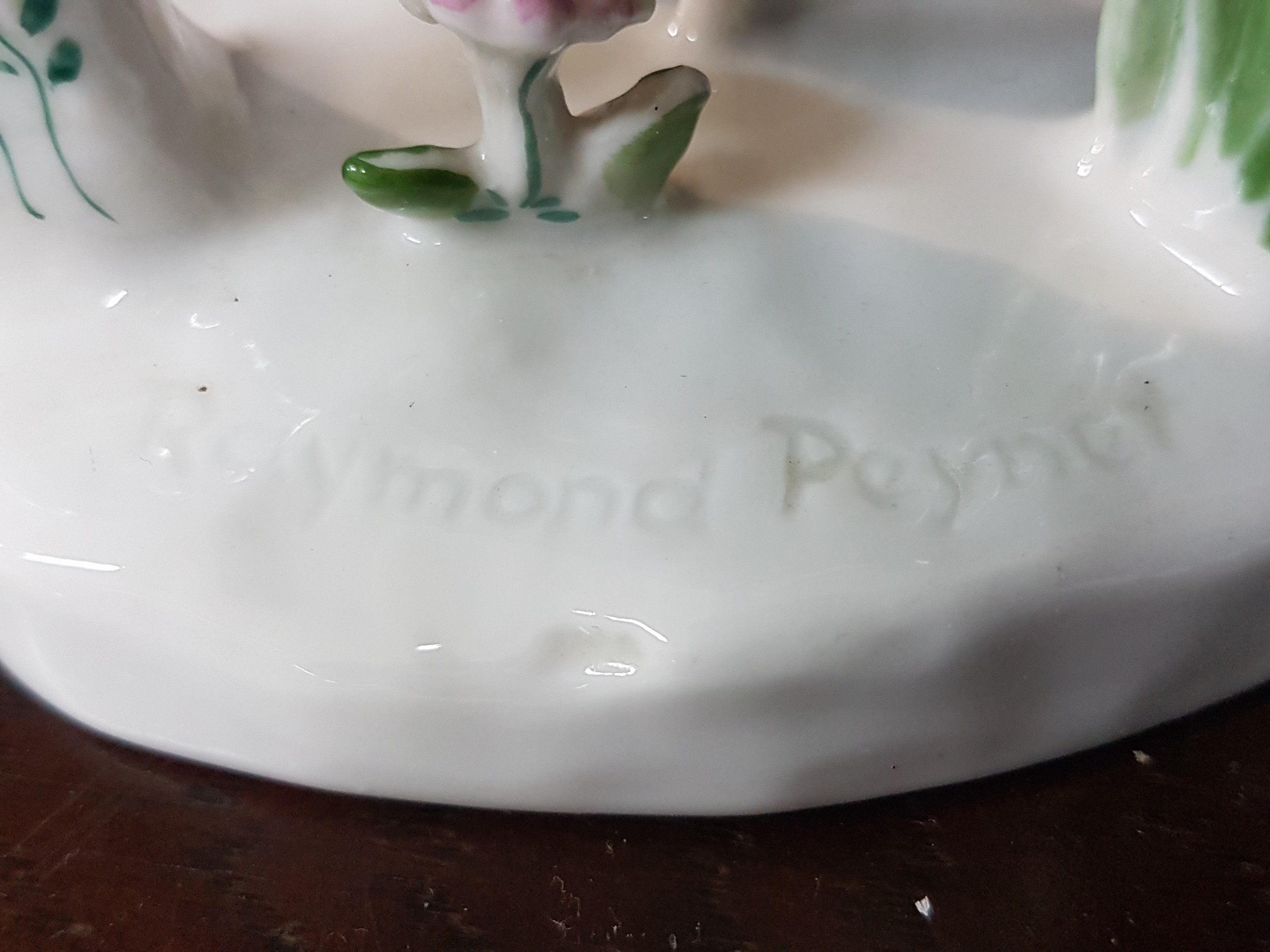 Detail w: Paar Porzellanfiguren, Rosenthal studio-linie,Raymond Peynet (1908-1990), Mann und Frau je mit Herz in der Hand und kleinen Details wie Eichhörnchen ...