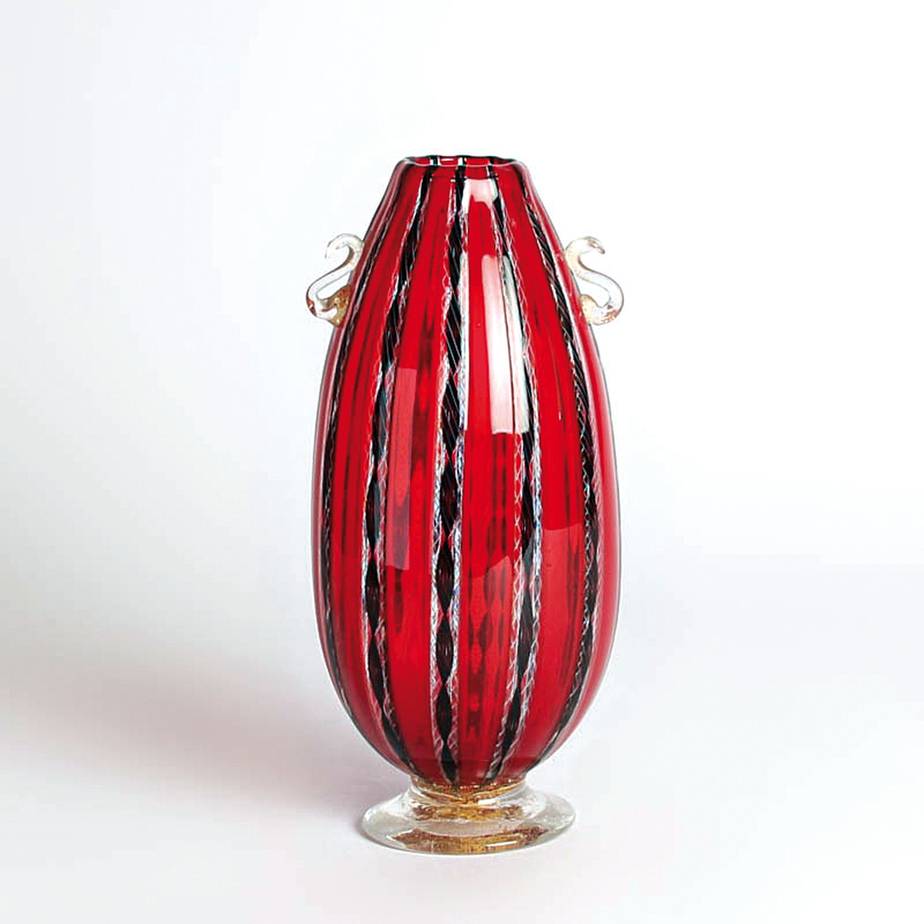 Vase, Fratelli Toso Murano, 1960er Jahre, mundgeblasenes Glas in rot-schwarzer zanfirico Technik, aufgesetzte angedeutete Henkel, H. ca. 23cm
